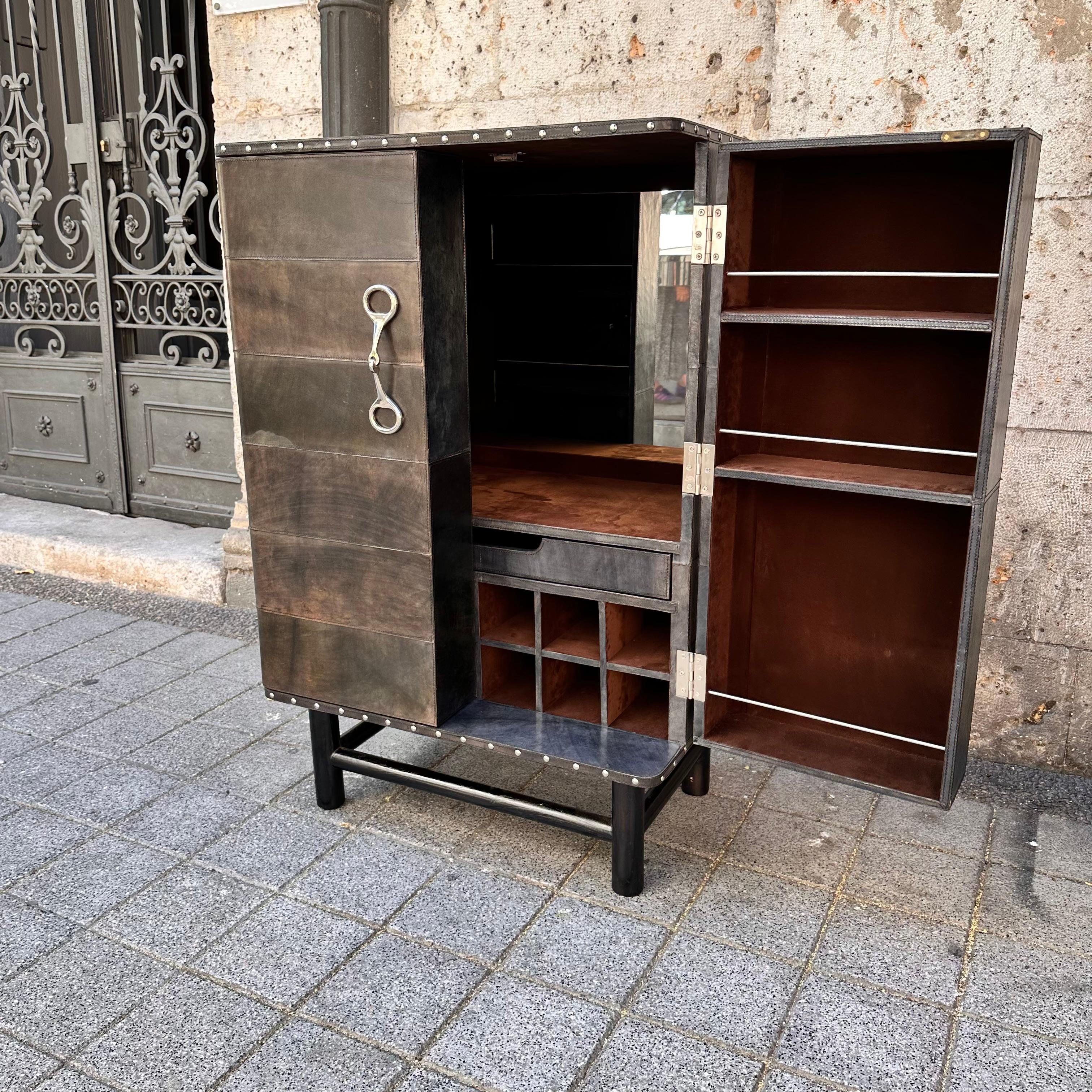 Meuble bar italien sur mesure en cuir poli et acier brun/gris en vente 12