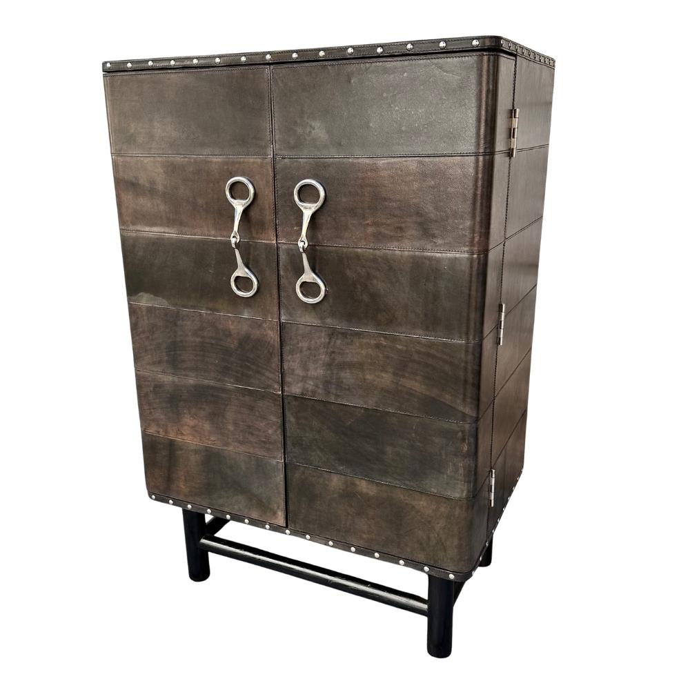 Meuble bar italien d'exception, au design contemporain et unique, reprenant le style du célèbre designer Aldo Tura. Recouvert de cuir traité, stuqué et poli dans des tons gris, verts et bruns, structuré en sections transversales de différentes