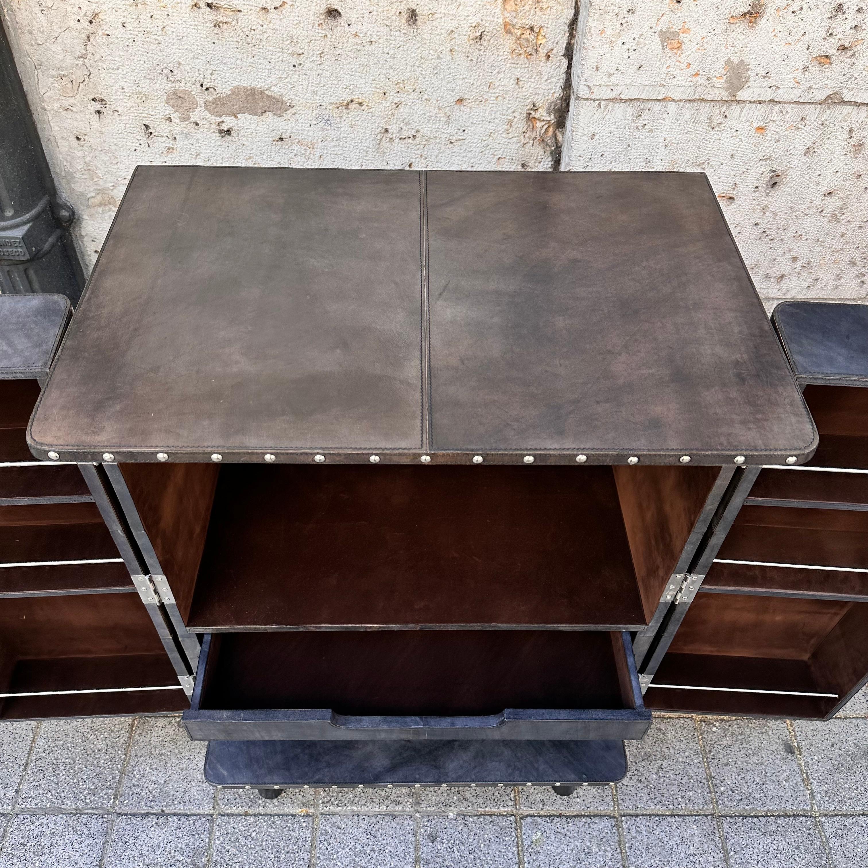 Meuble bar italien sur mesure en cuir poli et acier brun/gris en vente 13