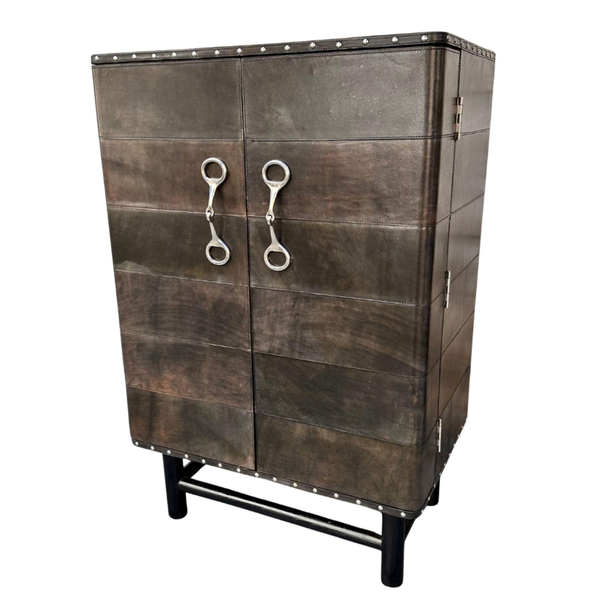 Meuble bar italien sur mesure en cuir poli et acier brun/gris Excellent état - En vente à Valladolid, ES