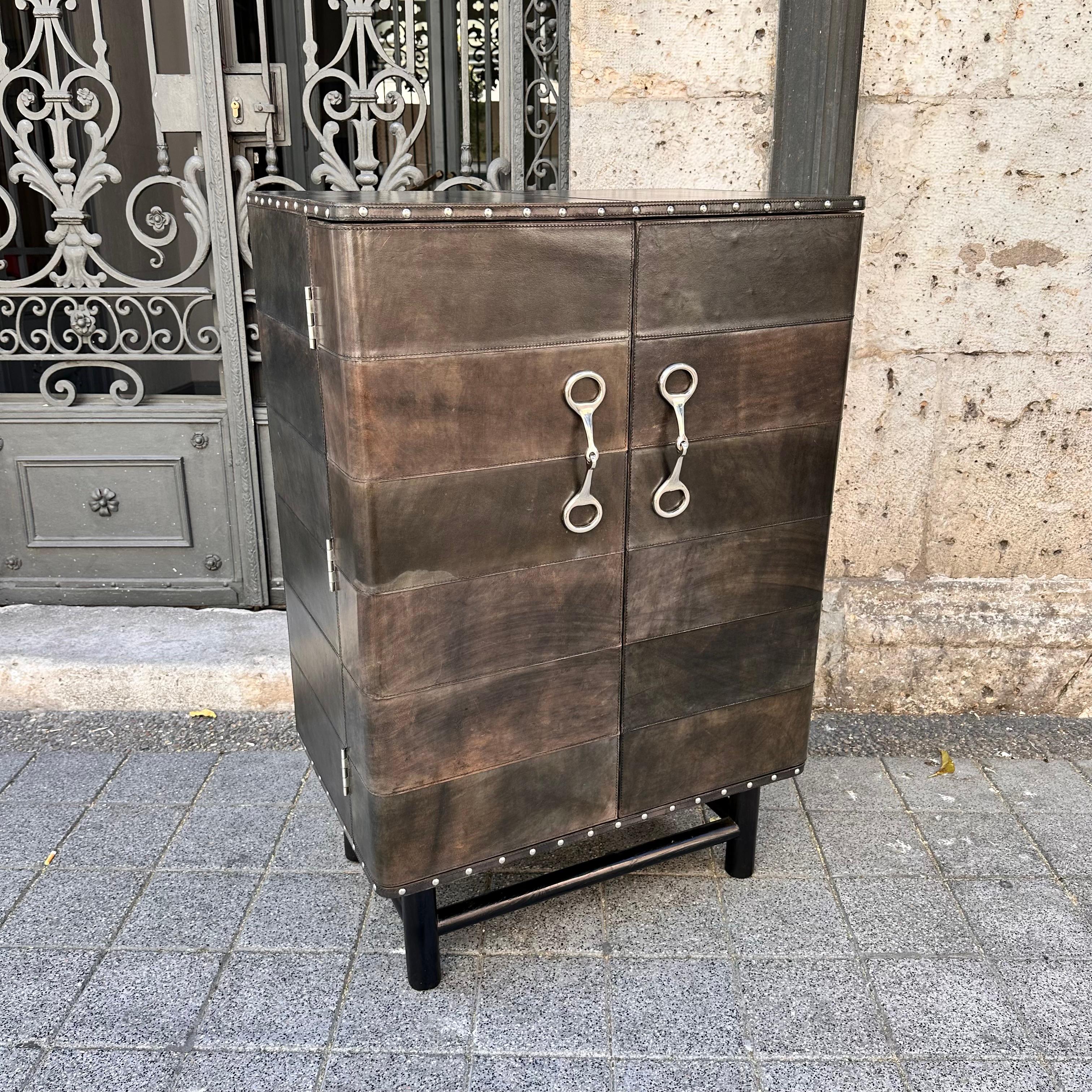 XXIe siècle et contemporain Meuble bar italien sur mesure en cuir poli et acier brun/gris en vente