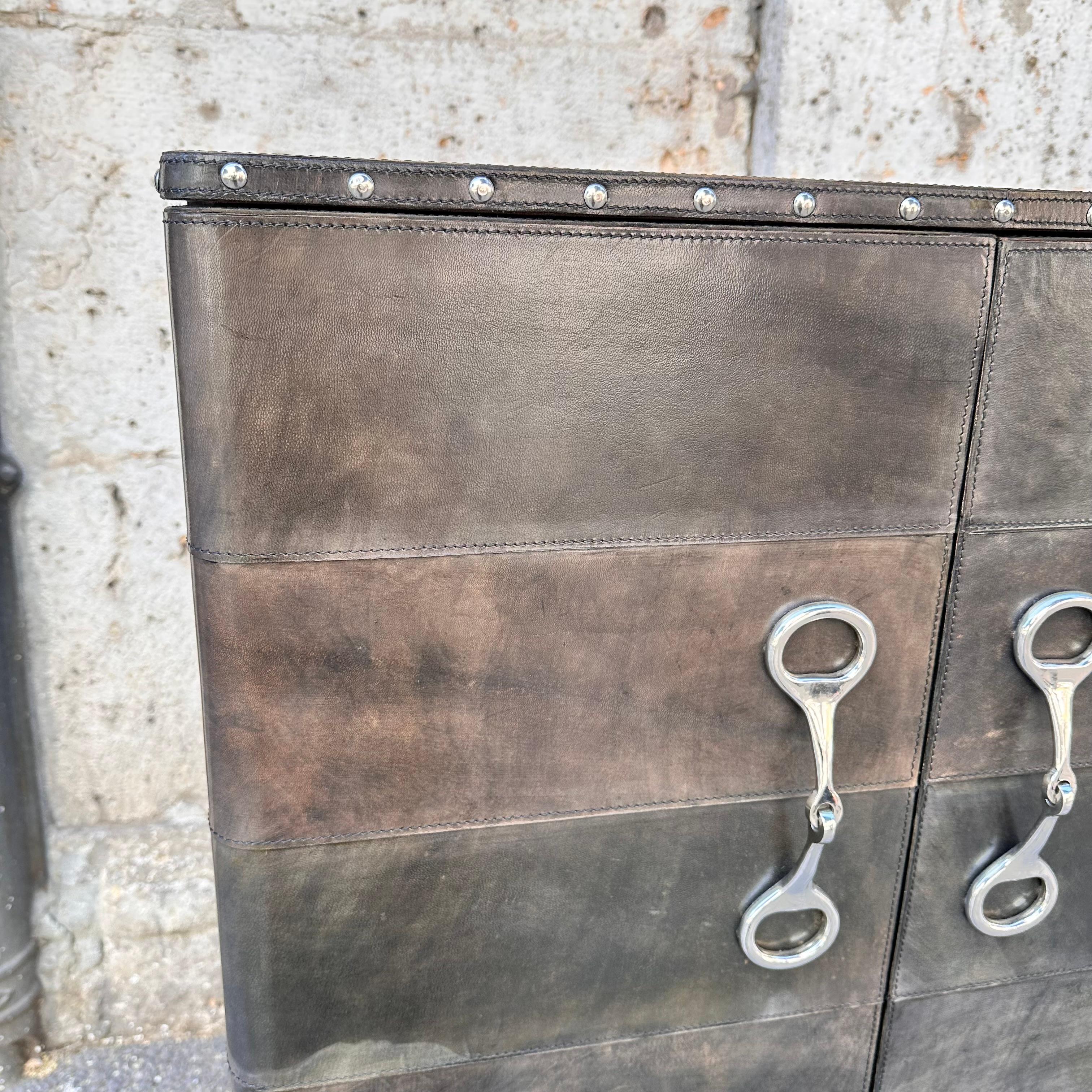 Acier Meuble bar italien sur mesure en cuir poli et acier brun/gris en vente