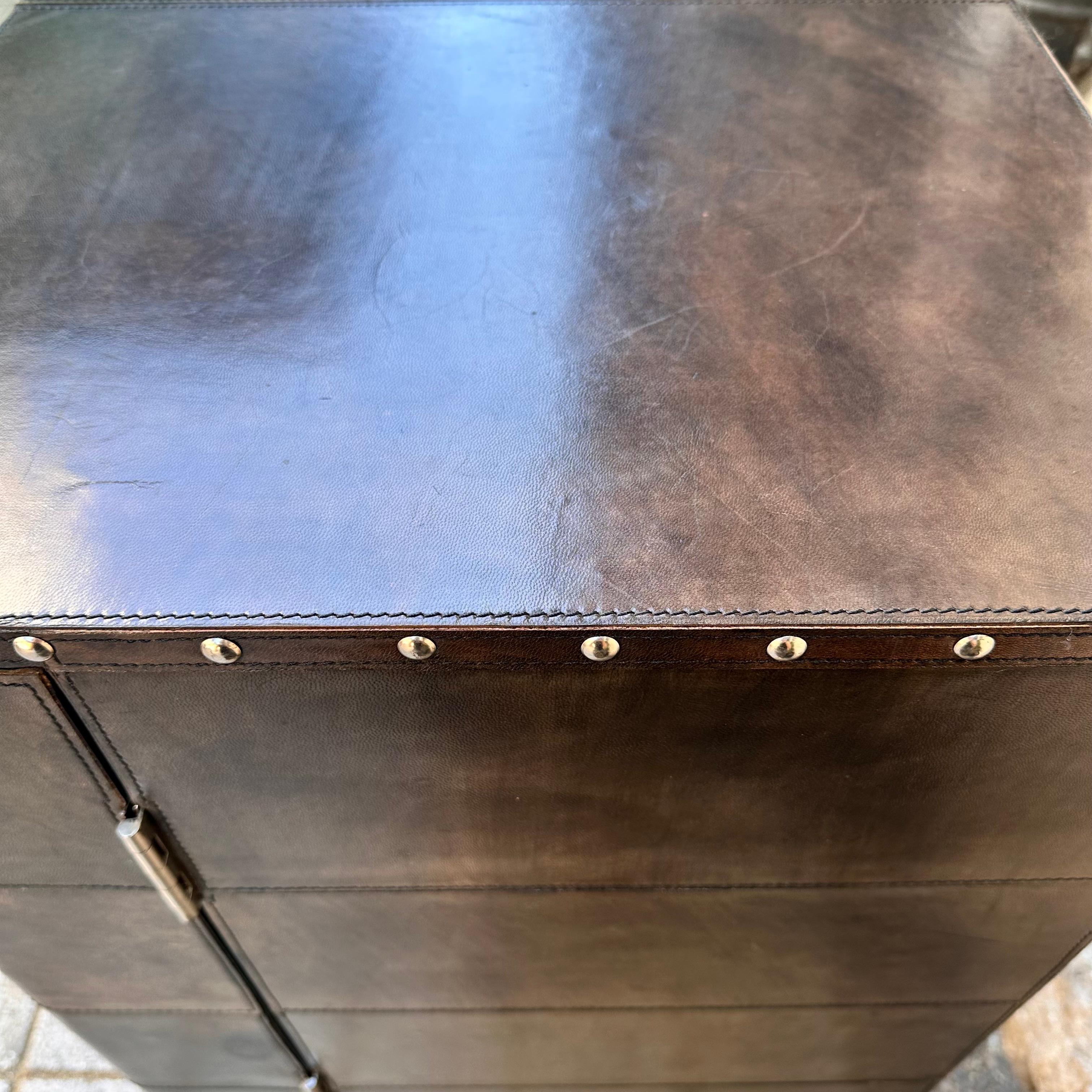 Meuble bar italien sur mesure en cuir poli et acier brun/gris en vente 1