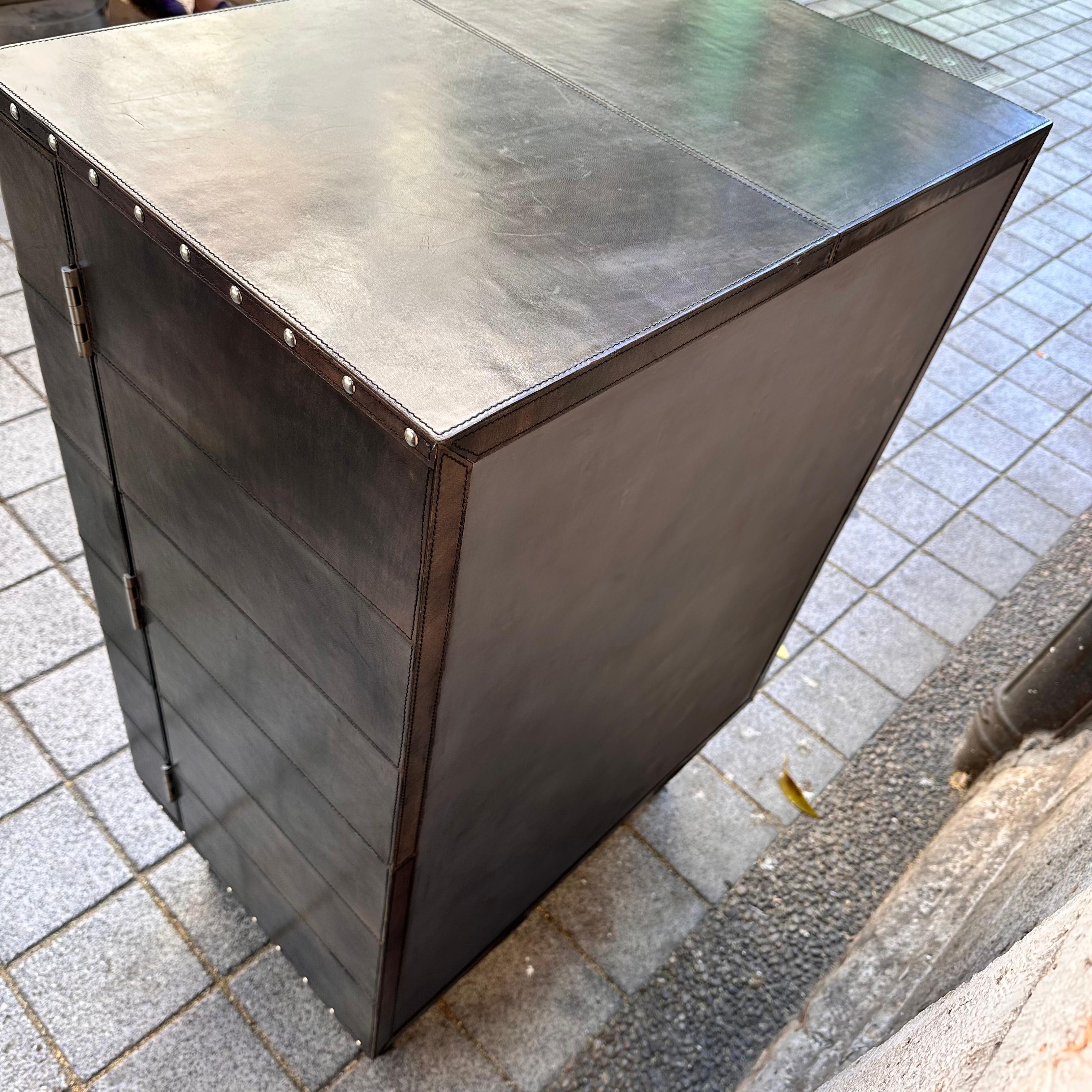 Meuble bar italien sur mesure en cuir poli et acier brun/gris en vente 2