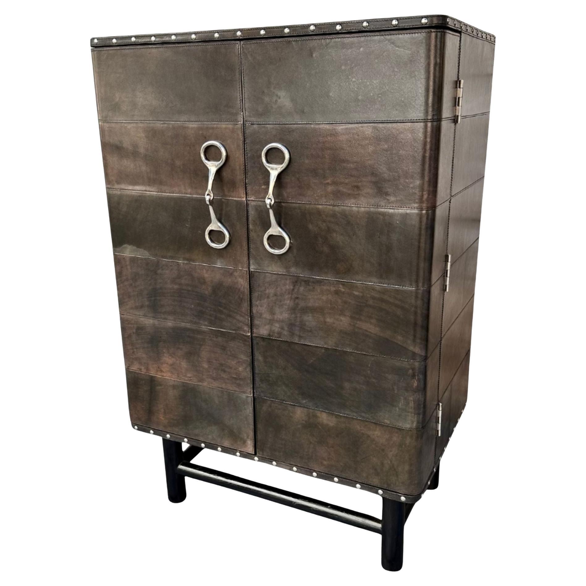 Meuble bar italien sur mesure en cuir poli et acier brun/gris en vente