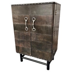 Meuble bar italien sur mesure en cuir poli et acier brun/gris