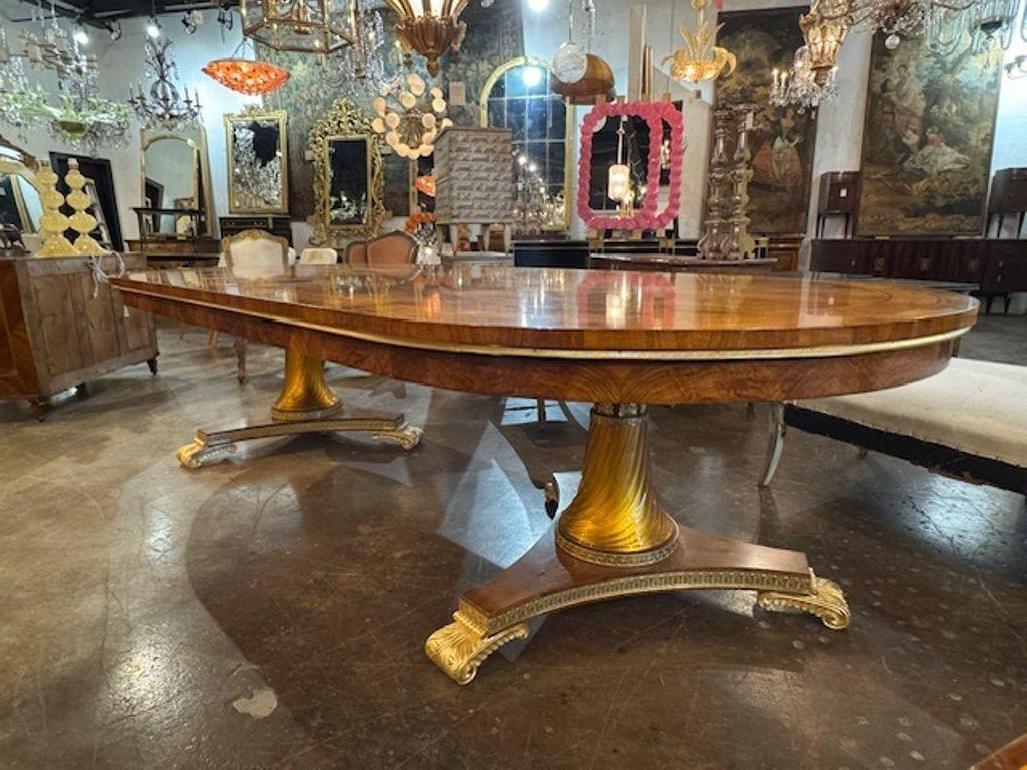 Ce guéridon en noyer italien marqueté, fabriqué sur mesure, dégage une grande élégance.  parfait pour ajouter une touche de luxe à toute salle à manger. Fabriquée avec des matériaux en noyer de haute qualité, cette table présente des détails