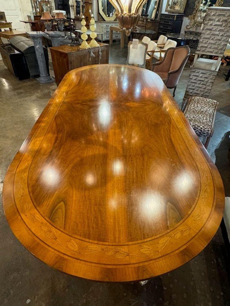 CUSTOM MADE - Guéridon en noyer marqueté italien, fait sur mesure Bon état - En vente à Dallas, TX