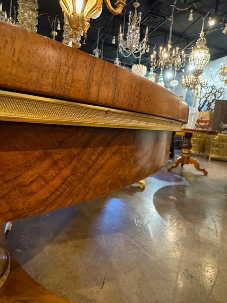 Noyer CUSTOM MADE - Guéridon en noyer marqueté italien, fait sur mesure en vente