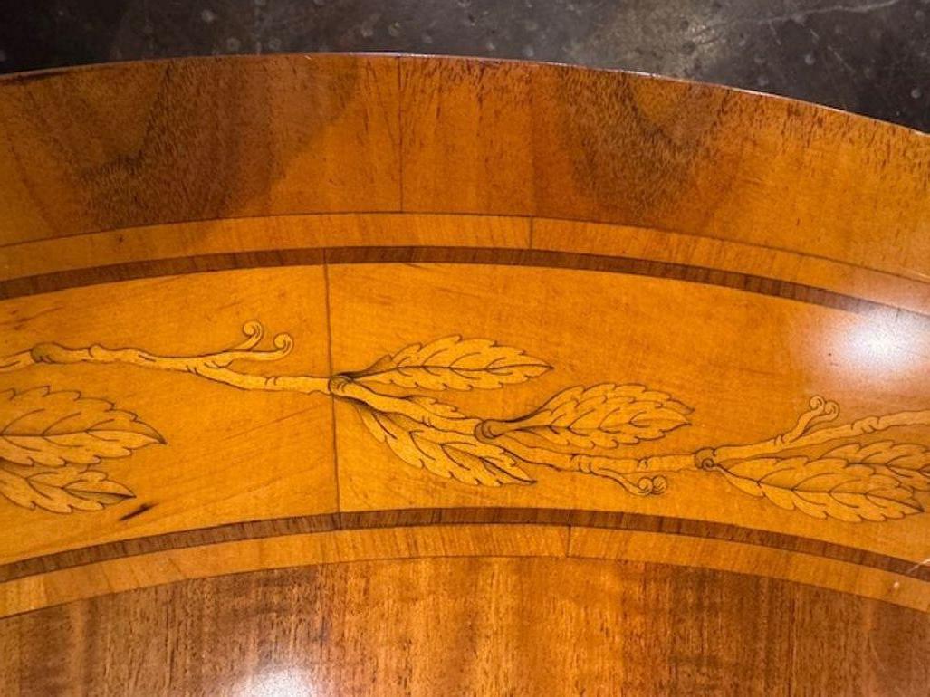 CUSTOM MADE - Guéridon en noyer marqueté italien, fait sur mesure en vente 1