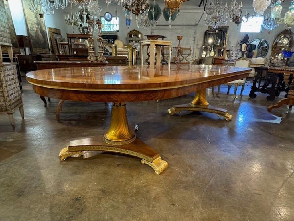 CUSTOM MADE - Guéridon en noyer marqueté italien, fait sur mesure en vente 2