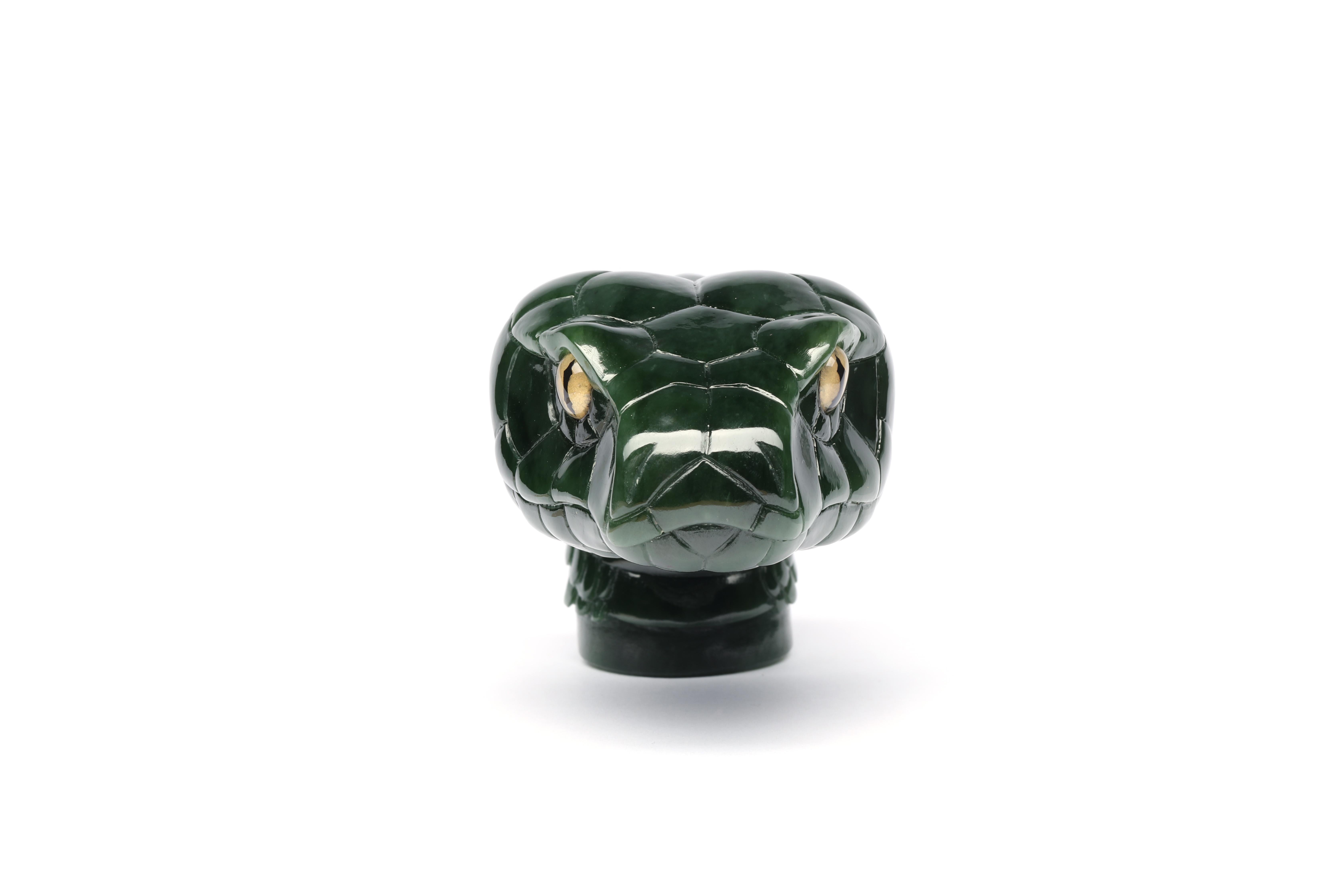Cette extraordinaire sculpture de serpent en jade peut être conçue sur mesure pour devenir l'objet de vos rêves.  La première exécution a été faite pour être le manche d'un bâton de marche, mais les possibilités sont infinies.  

Le jade néphrite de
