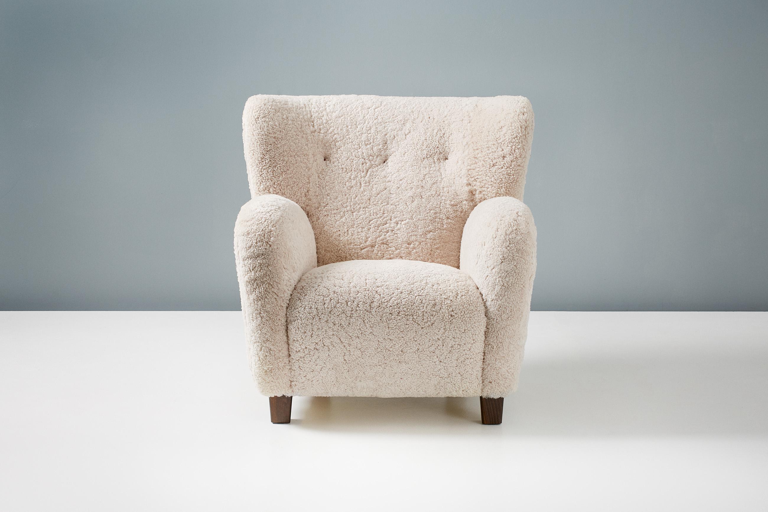 Reproduction d'un fauteuil dans le style moderne danois des années 1940.

Ces pièces haut de gamme et personnalisées sont fabriquées à la main dans nos ateliers en Angleterre. Les pieds de la chaise sont disponibles en chêne huilé, en chêne fumigé