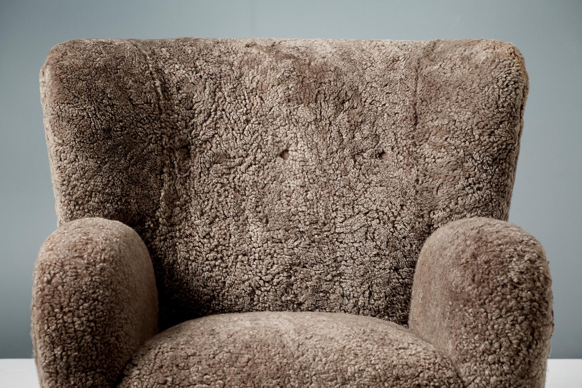 Karu Sessel aus Schafsleder, maßgefertigt (Skandinavische Moderne) im Angebot