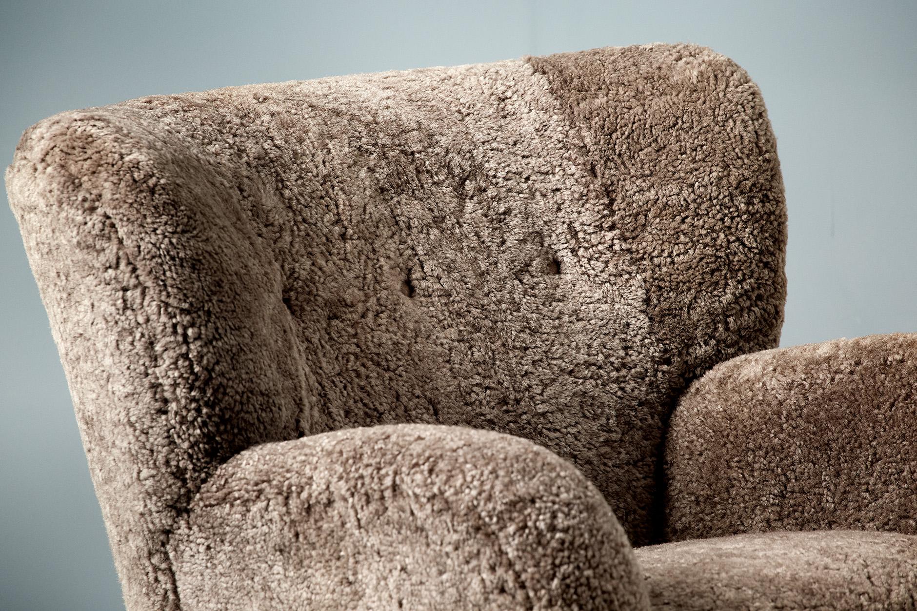 Karu Sessel aus Schafsleder, maßgefertigt (Britisch) im Angebot