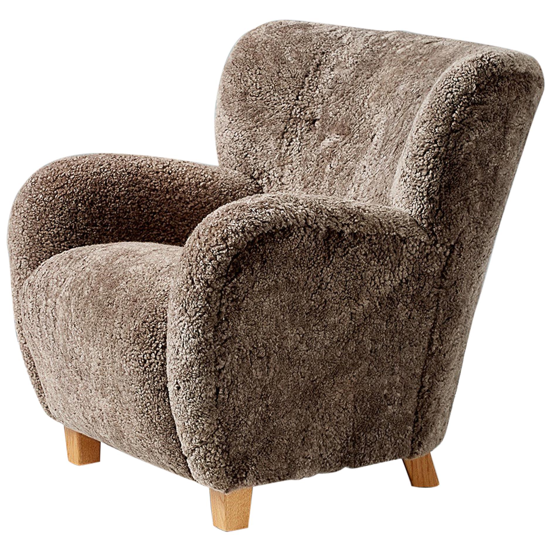 Fauteuil de salon Karu en peau de mouton fait sur mesure avec ottoman assorti