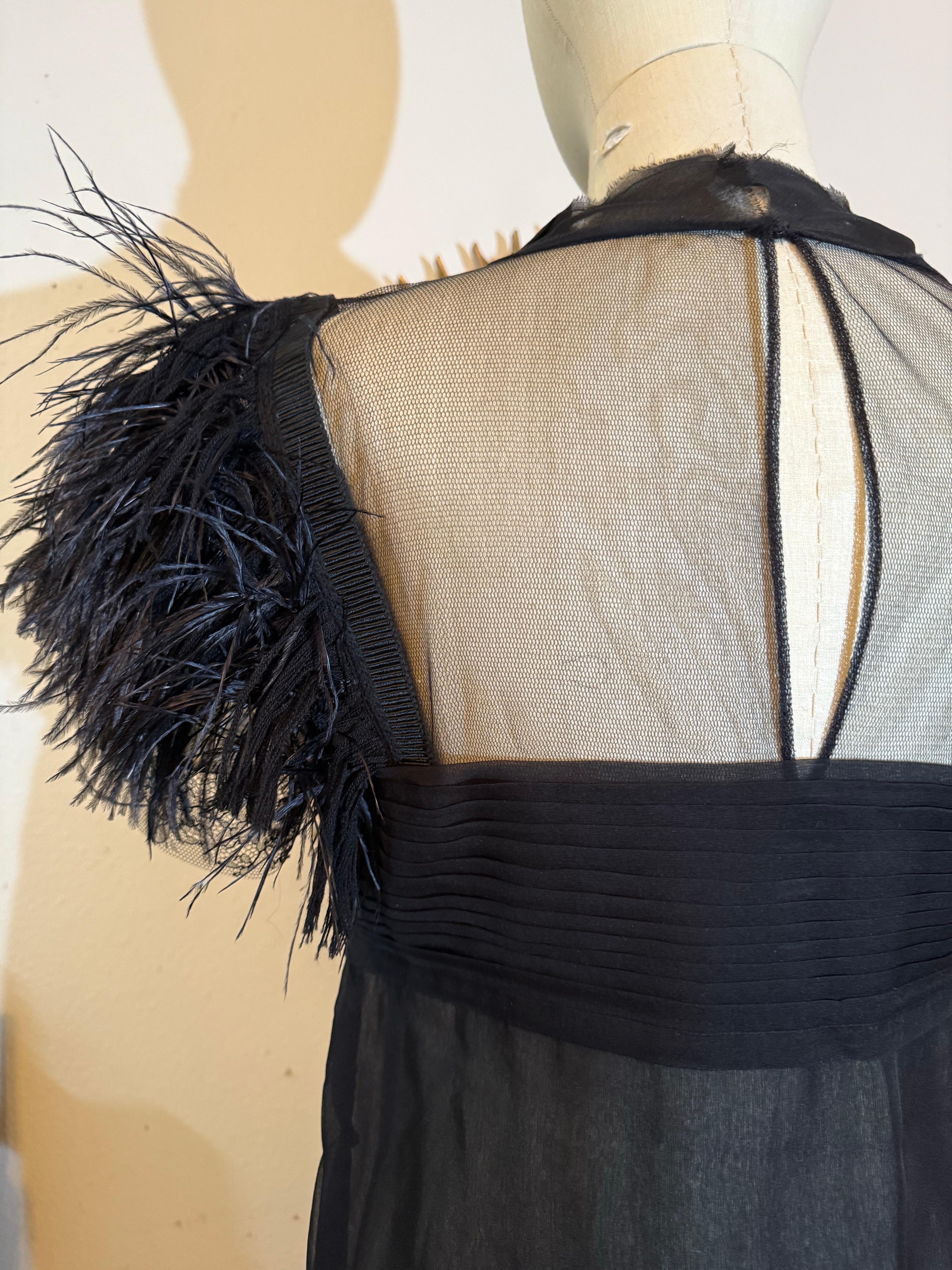 Camicetta su misura in chiffon di seta e tulle nero con pieghe a coltello e maniche in piuma in vendita 5
