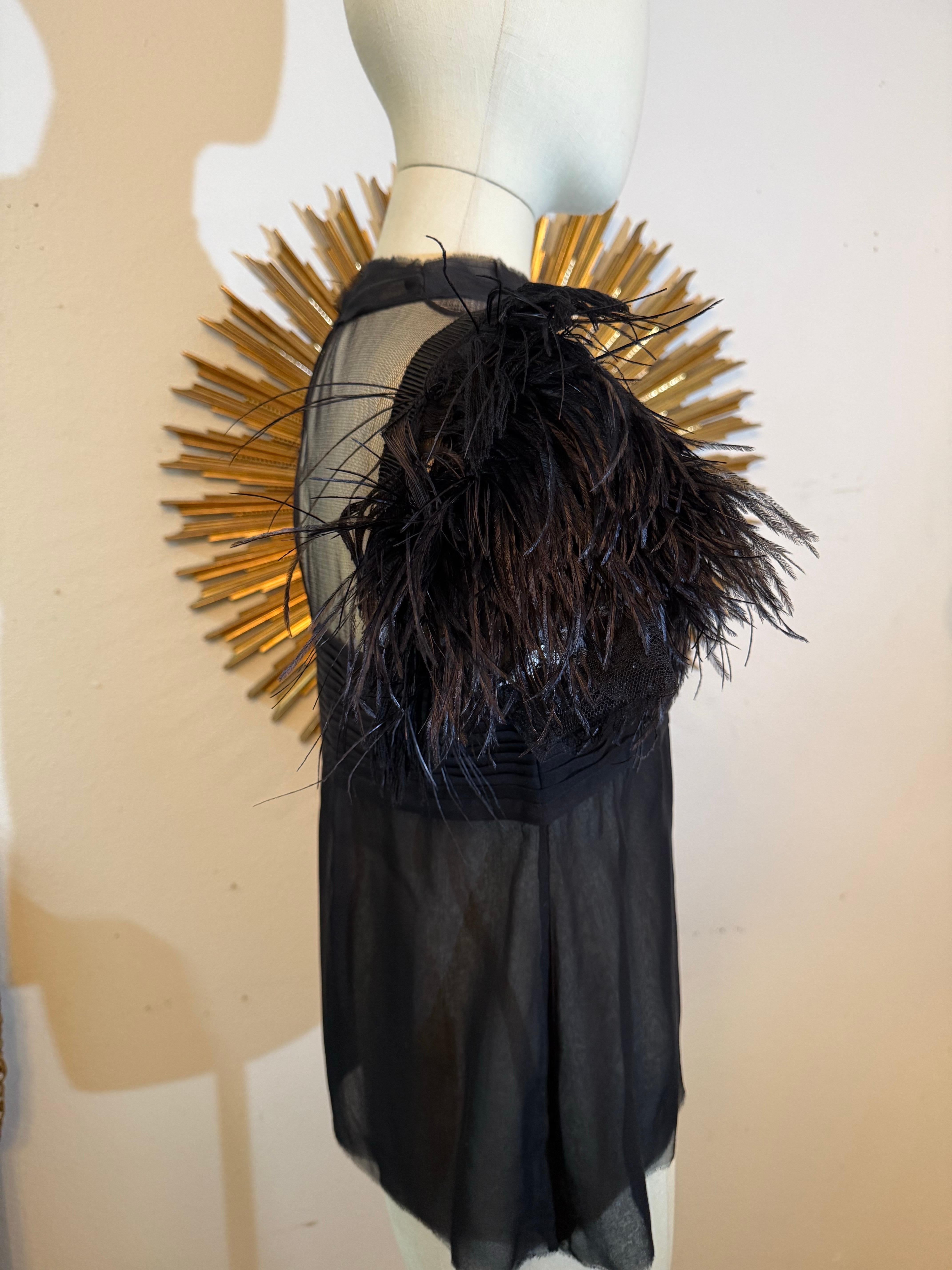 Camicetta su misura in chiffon di seta e tulle nero con pieghe a coltello e maniche in piuma in vendita 6