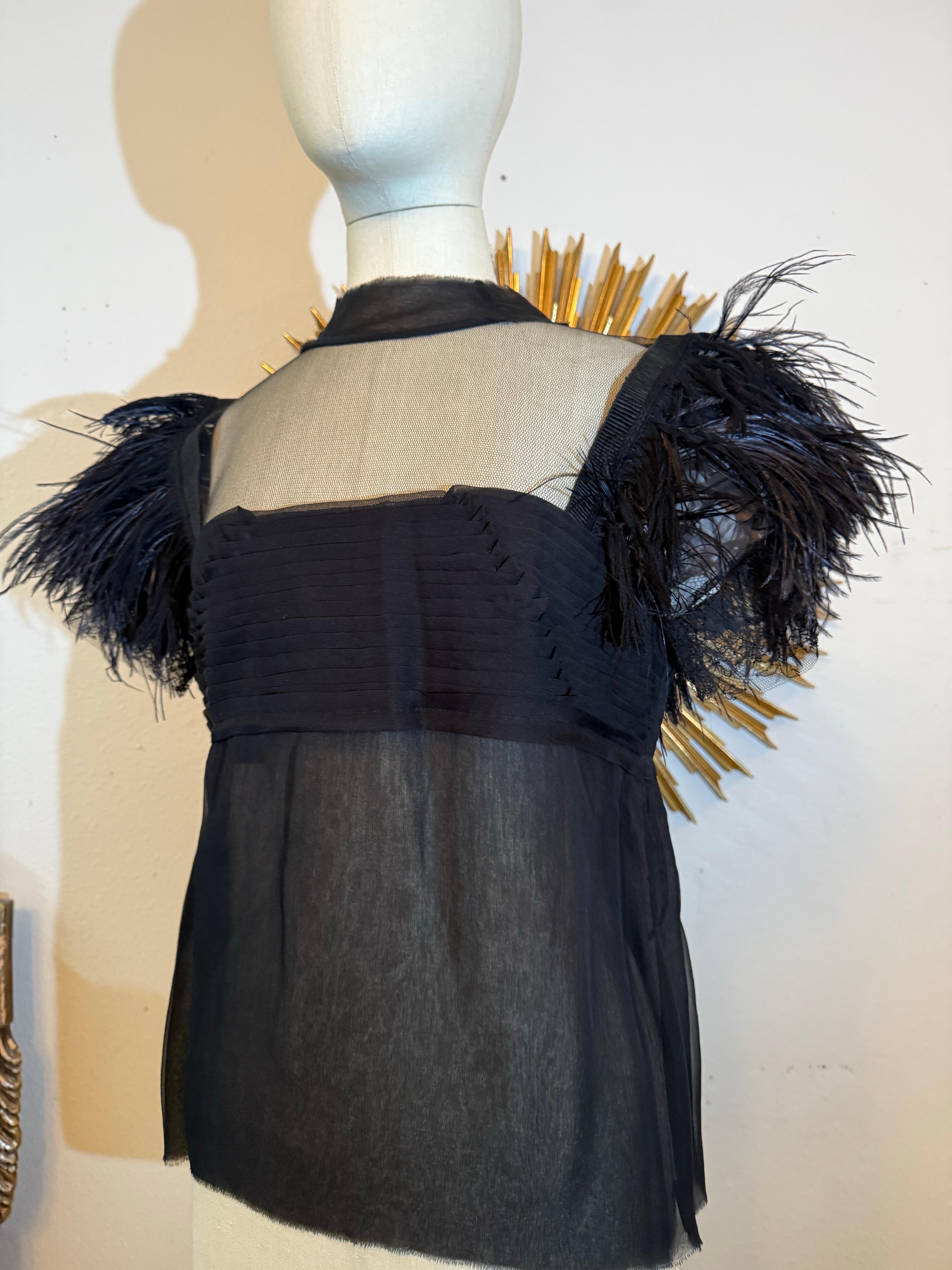 Camicetta su misura in chiffon di seta e tulle nero con pieghe a coltello e maniche in piuma in vendita 7