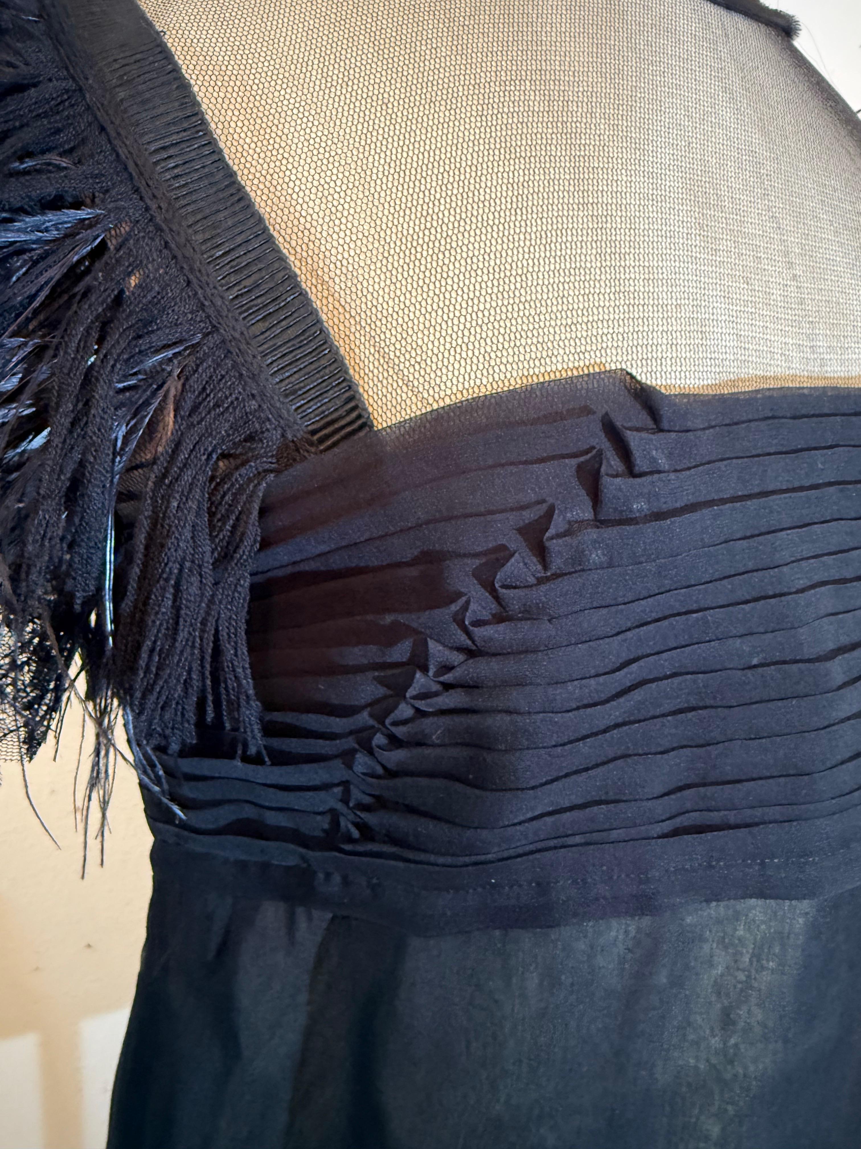Camicetta su misura in chiffon di seta e tulle nero con pieghe a coltello e maniche in piuma in vendita 8