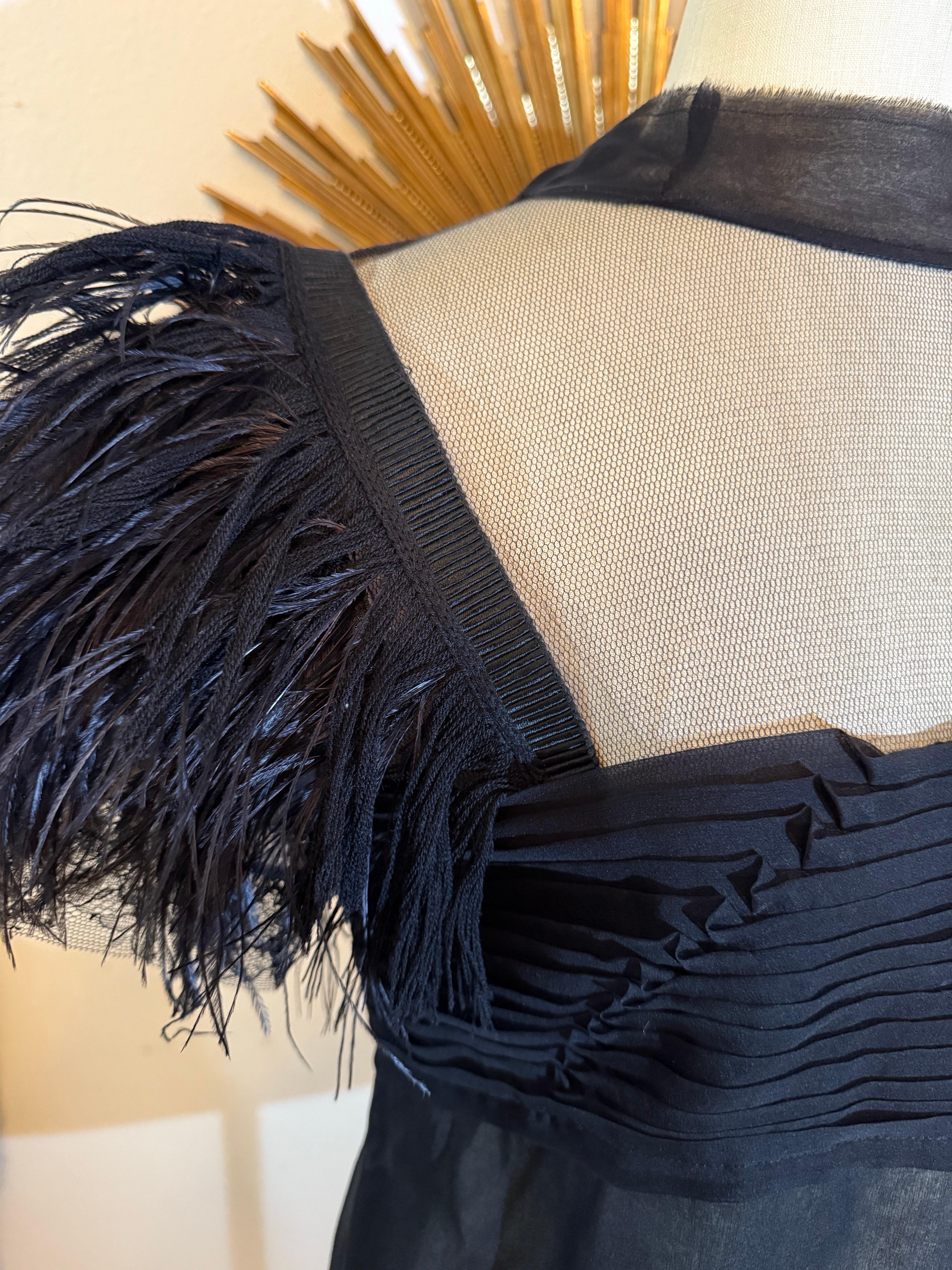 Camicetta su misura in chiffon di seta e tulle nero con pieghe a coltello e maniche in piuma in vendita 9