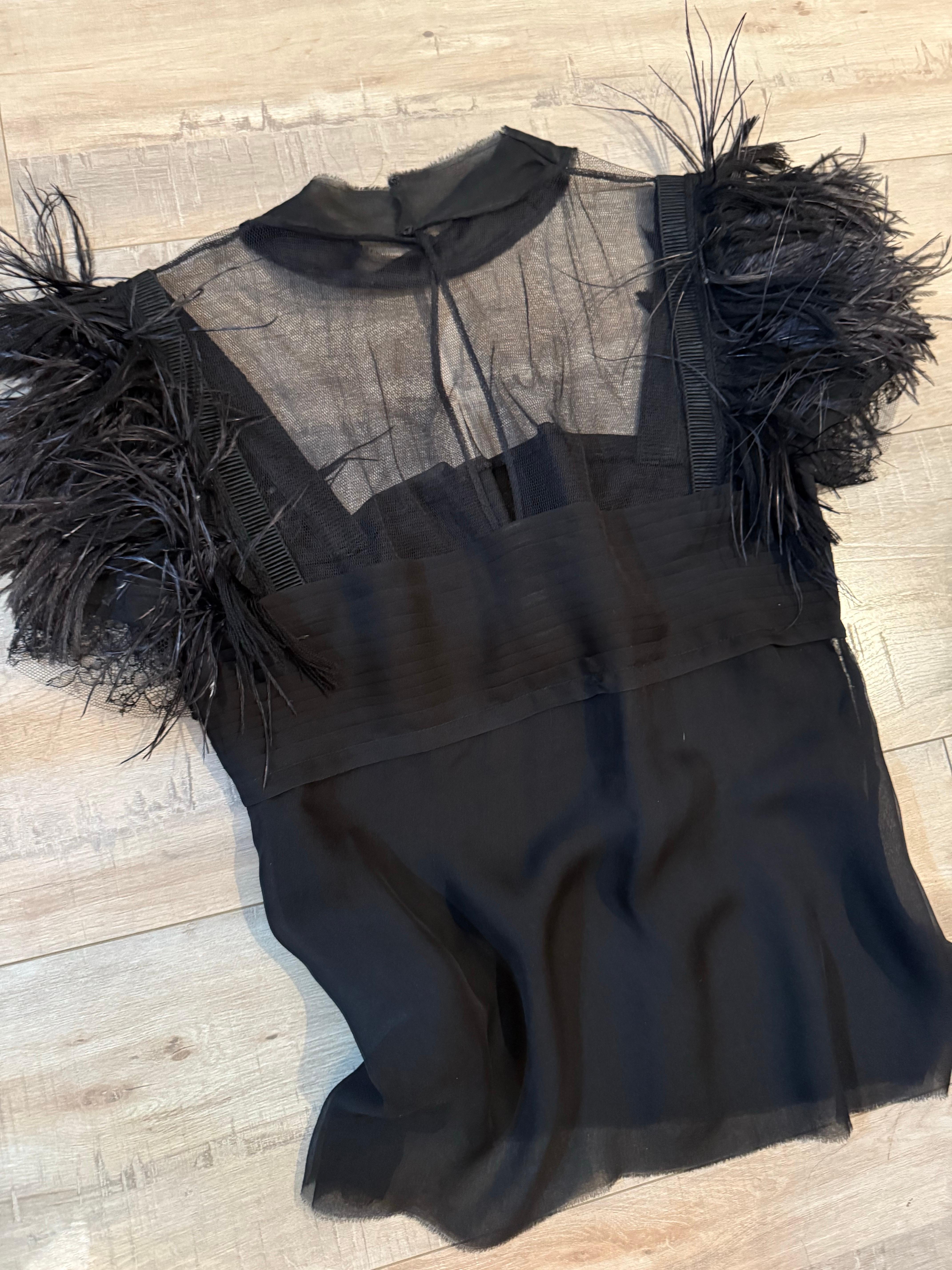 Camicetta su misura in chiffon di seta e tulle nero con pieghe a coltello e maniche in piuma in vendita 10