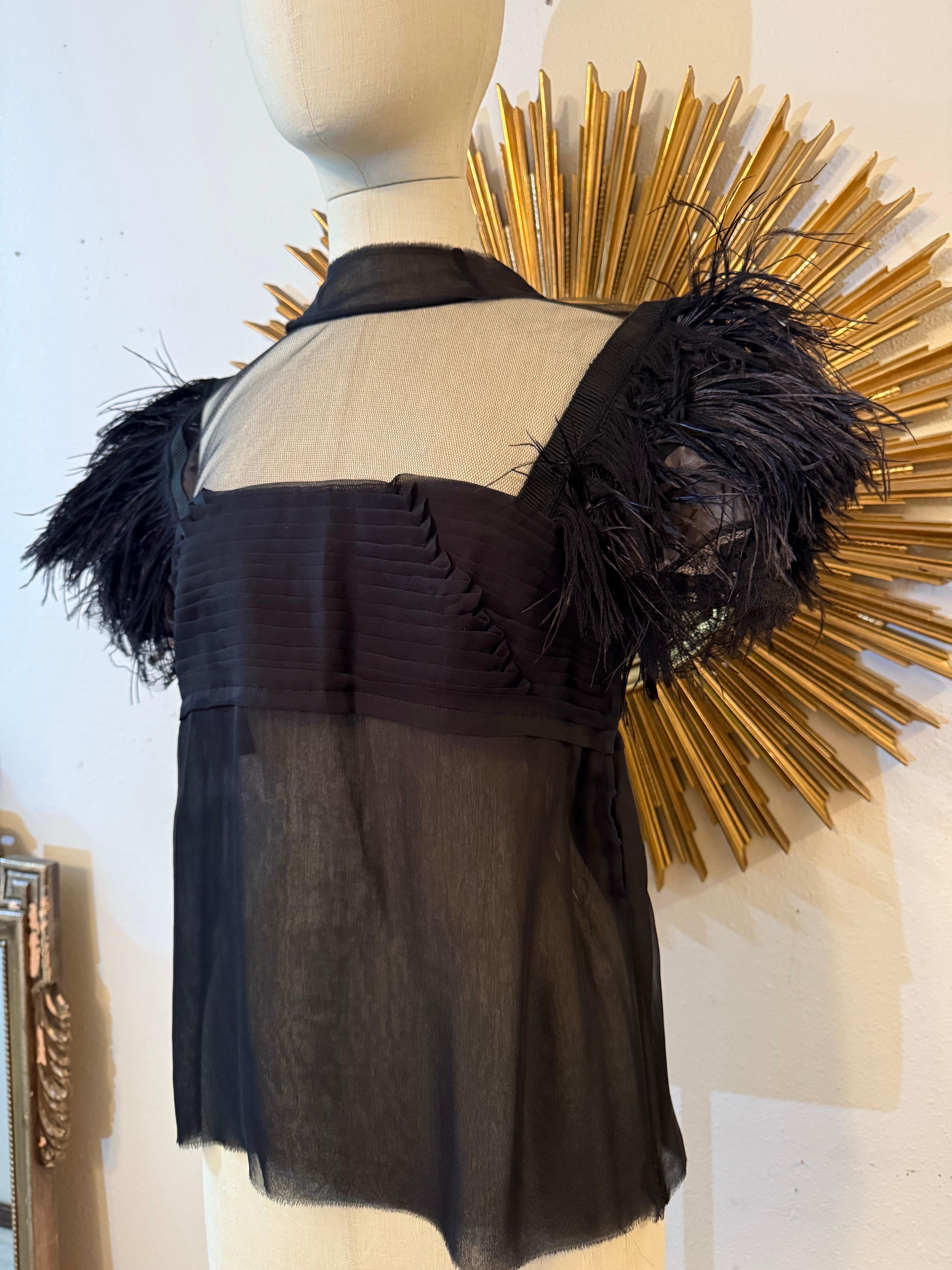 Nero Camicetta su misura in chiffon di seta e tulle nero con pieghe a coltello e maniche in piuma in vendita