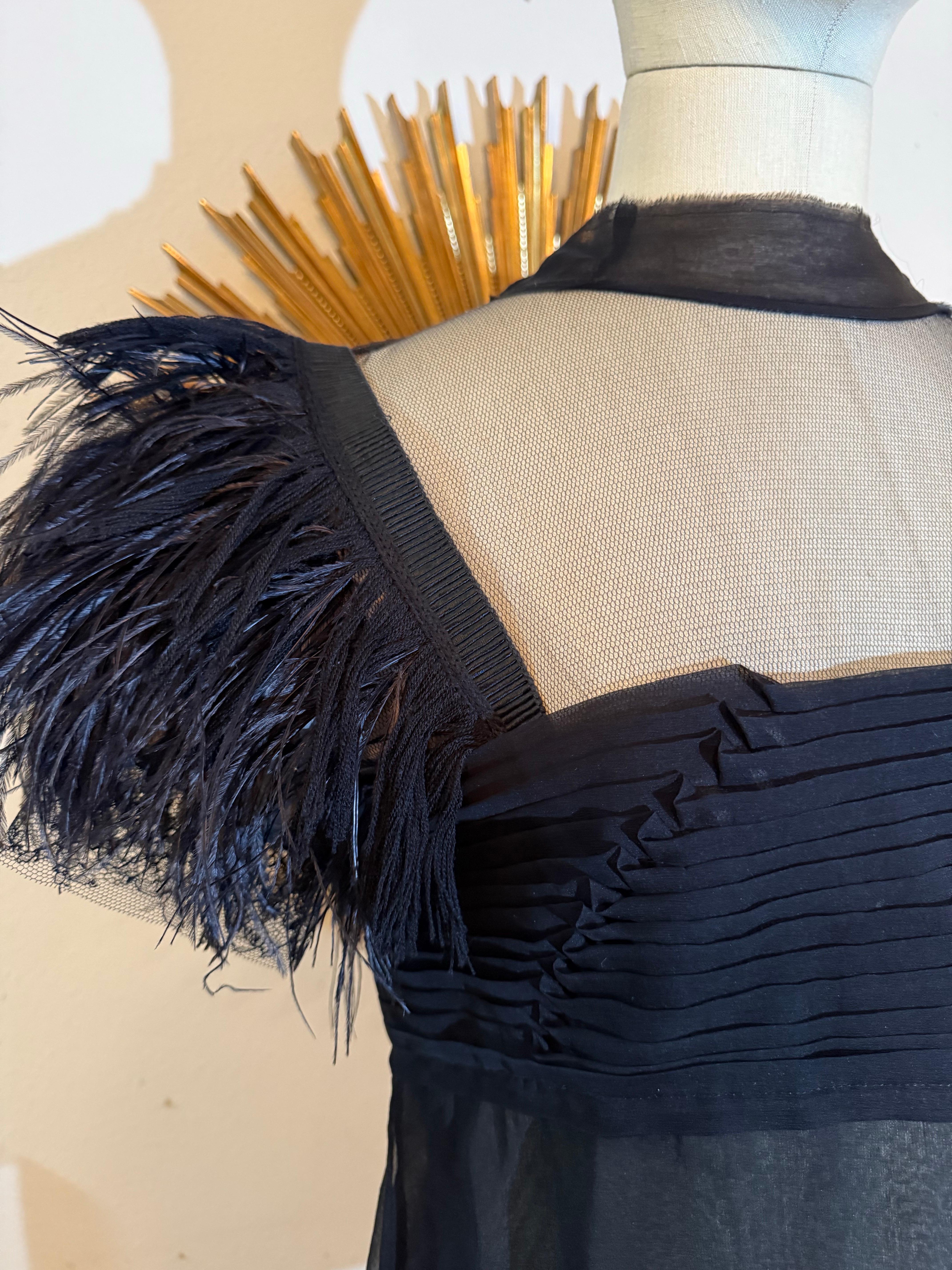 Camicetta su misura in chiffon di seta e tulle nero con pieghe a coltello e maniche in piuma In condizioni ottime in vendita a Gresham, OR