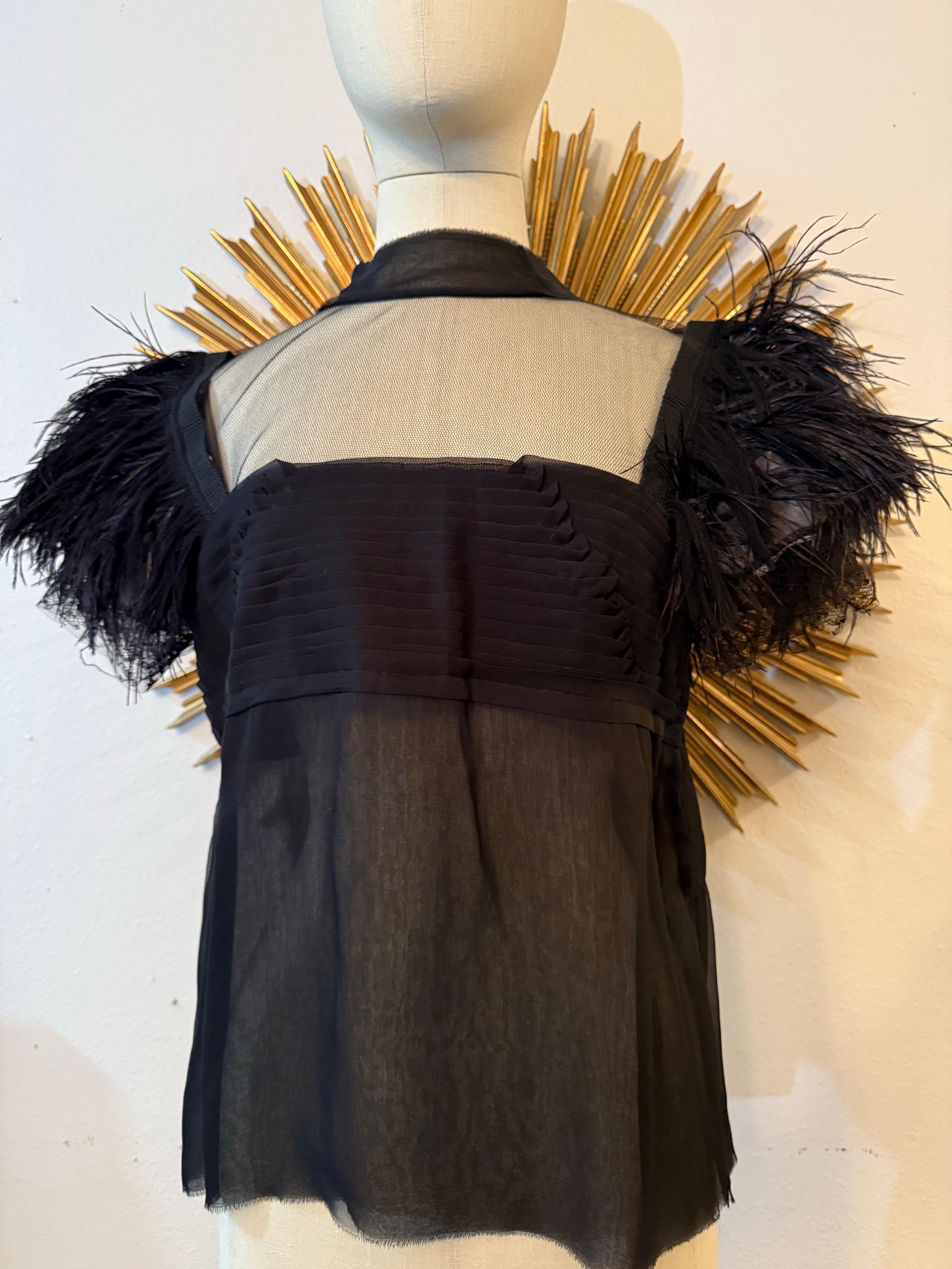 Donna Camicetta su misura in chiffon di seta e tulle nero con pieghe a coltello e maniche in piuma in vendita
