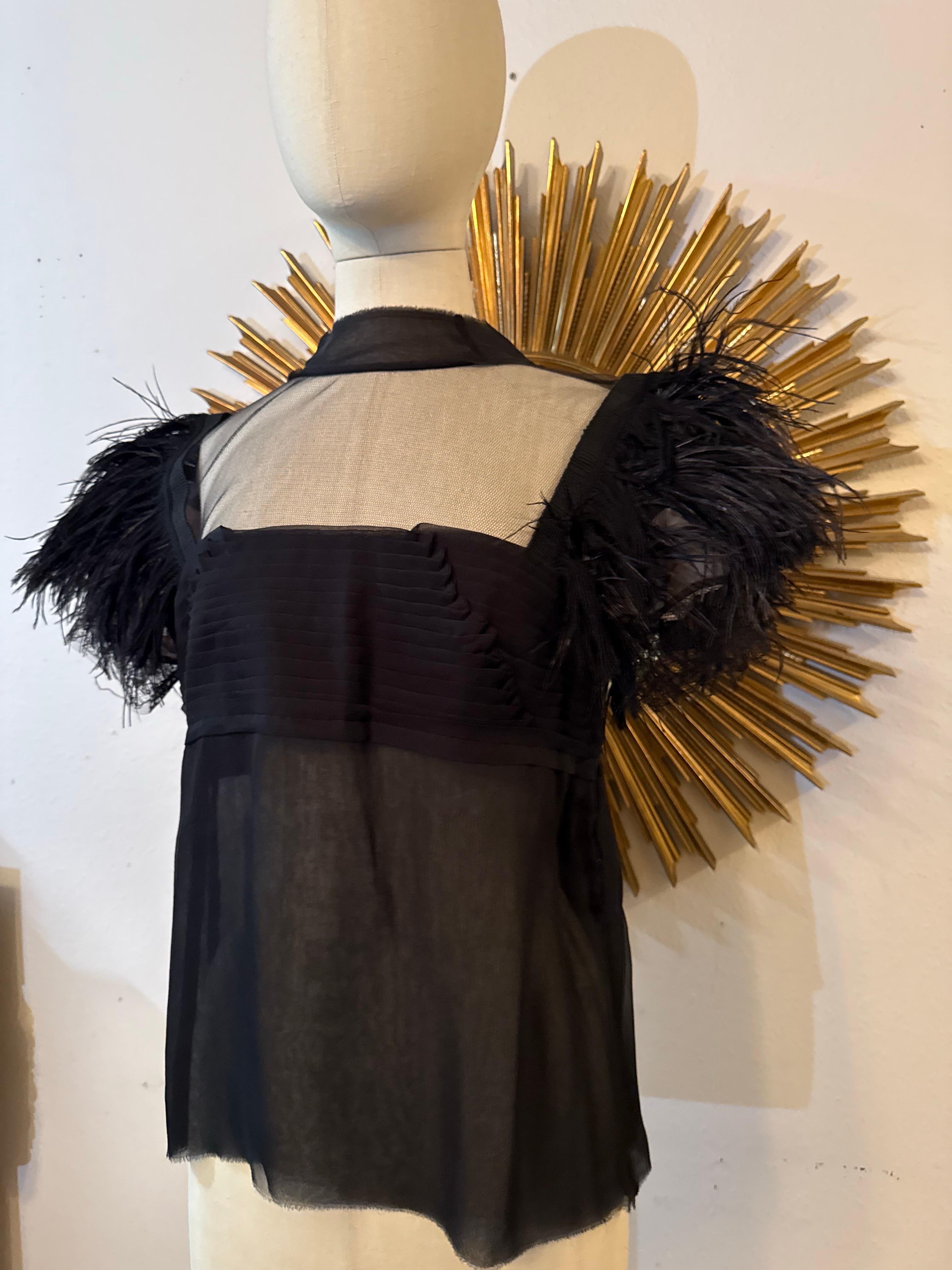 Camicetta su misura in chiffon di seta e tulle nero con pieghe a coltello e maniche in piuma in vendita 1