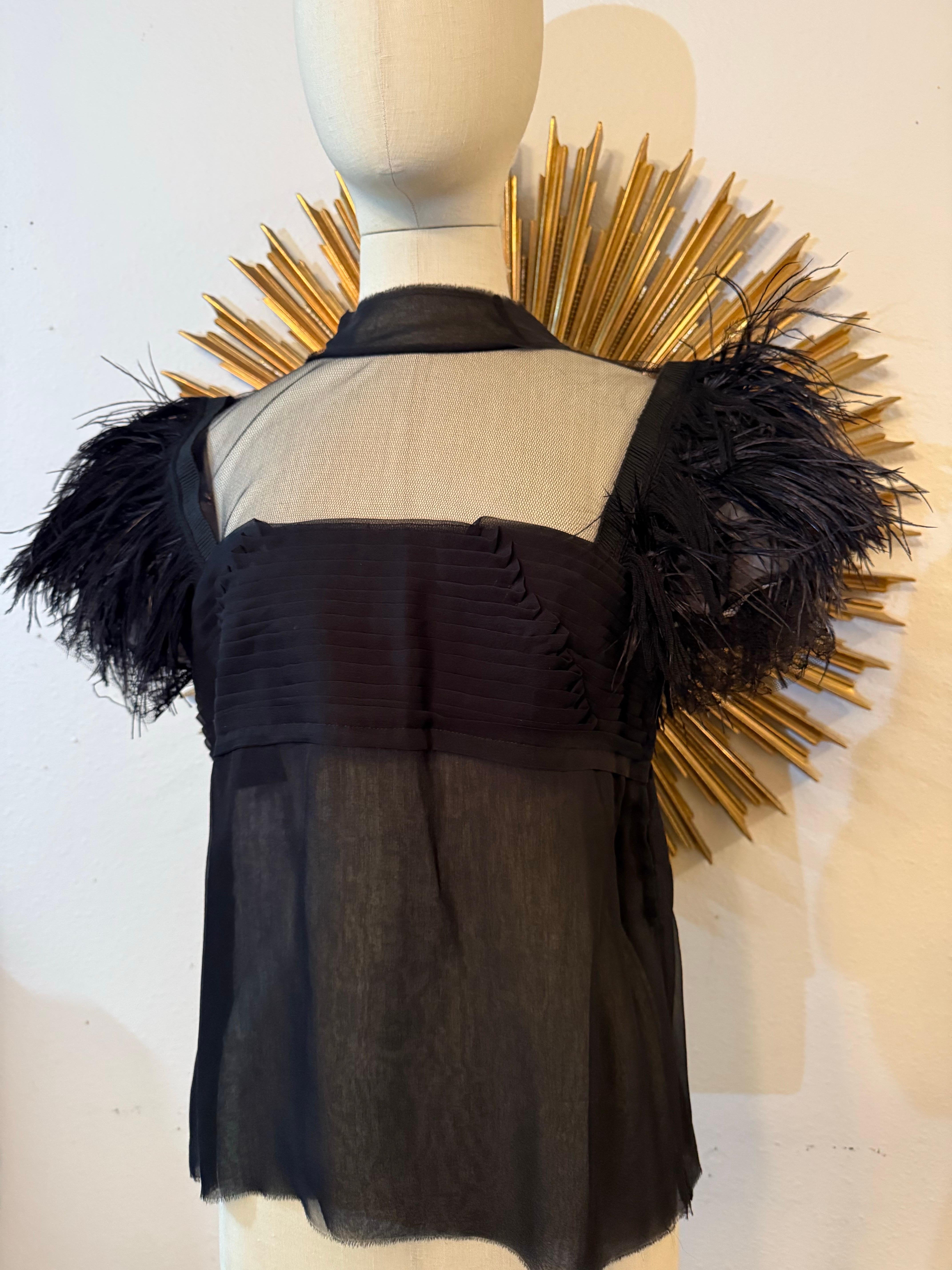 Camicetta su misura in chiffon di seta e tulle nero con pieghe a coltello e maniche in piuma in vendita 2
