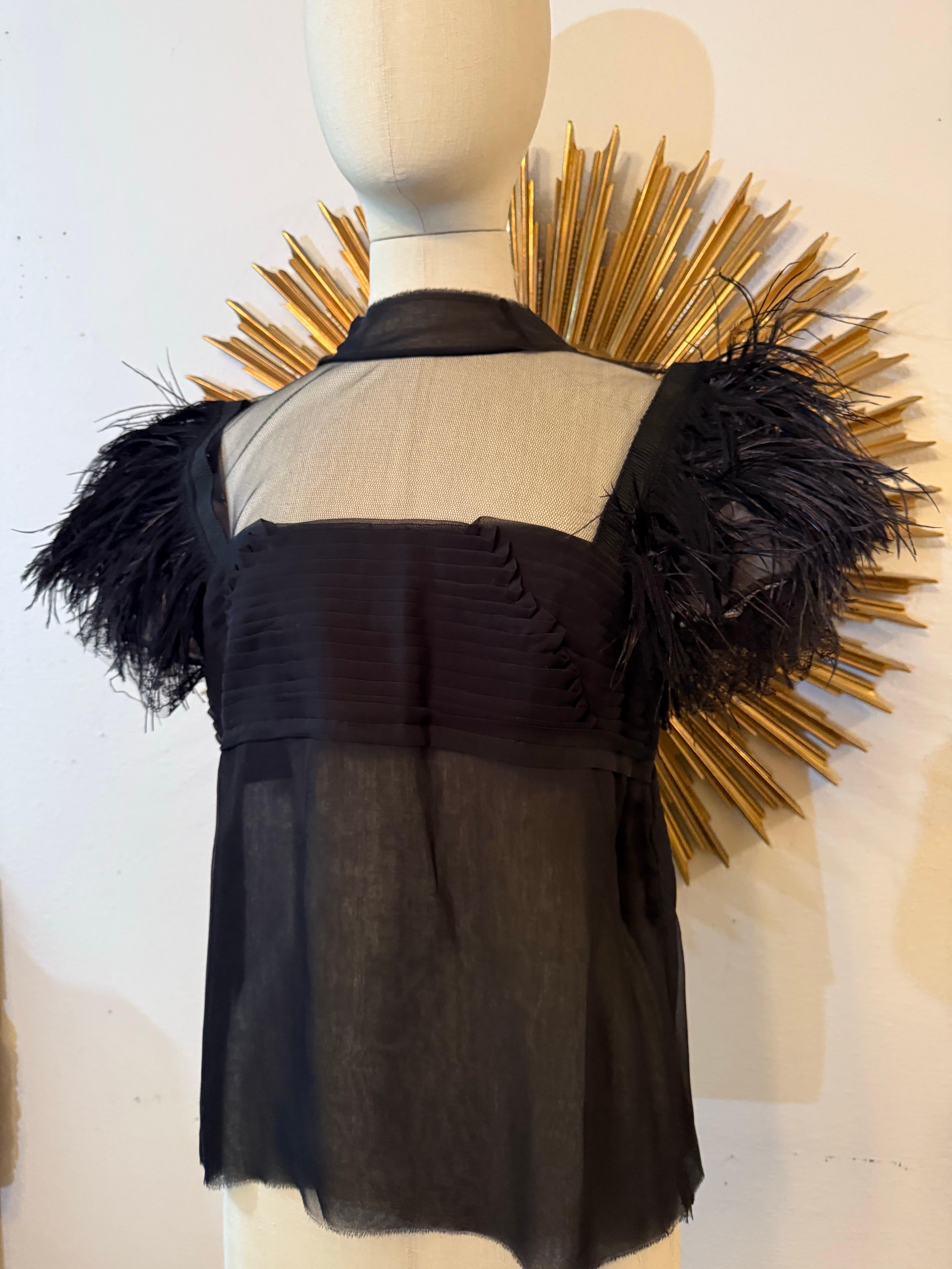 Camicetta su misura in chiffon di seta e tulle nero con pieghe a coltello e maniche in piuma in vendita 3
