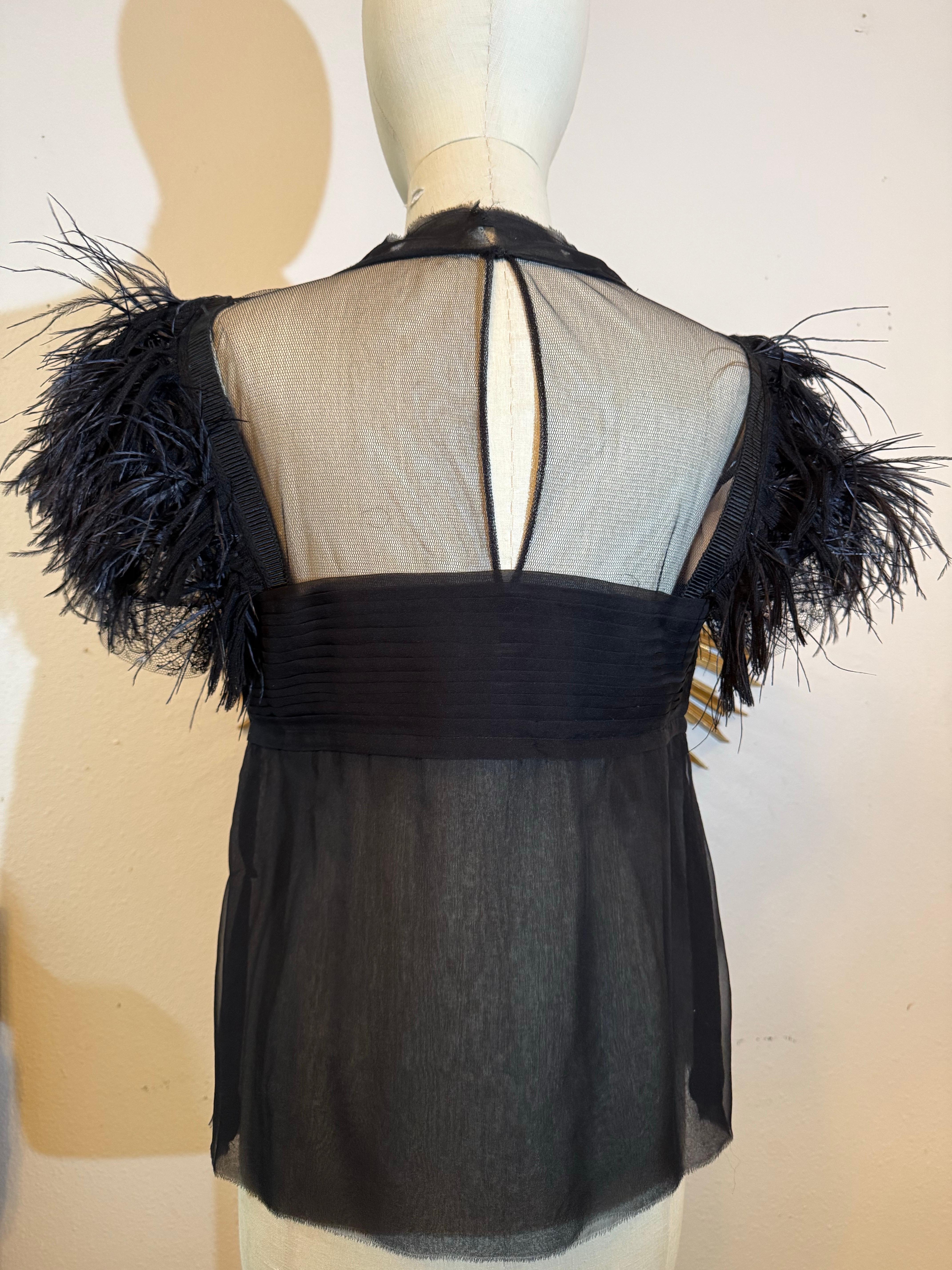 Camicetta su misura in chiffon di seta e tulle nero con pieghe a coltello e maniche in piuma in vendita 4