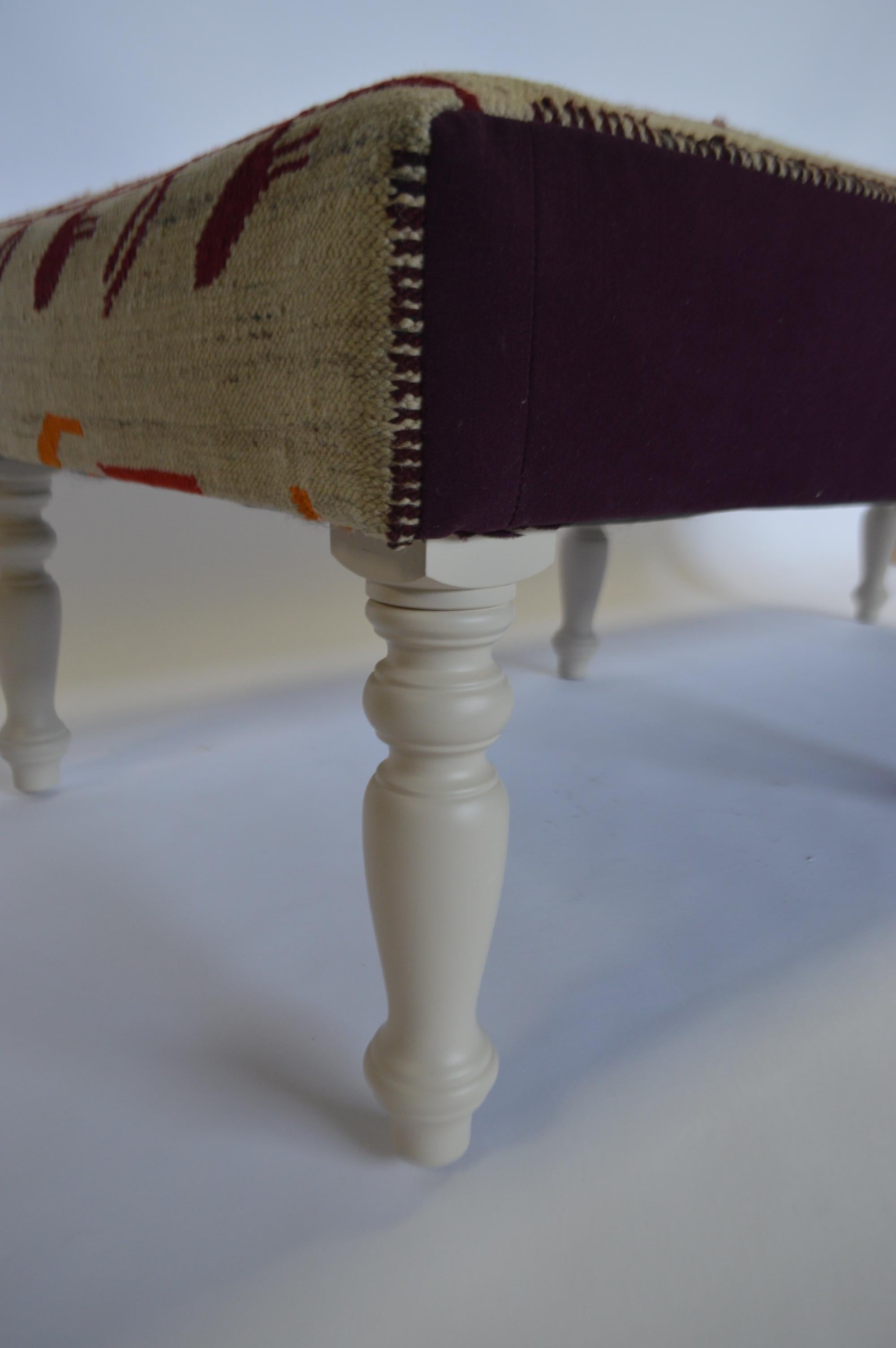 Fait main Grand banc fait sur mesure tapissé d'un tapis turc vintage en vente