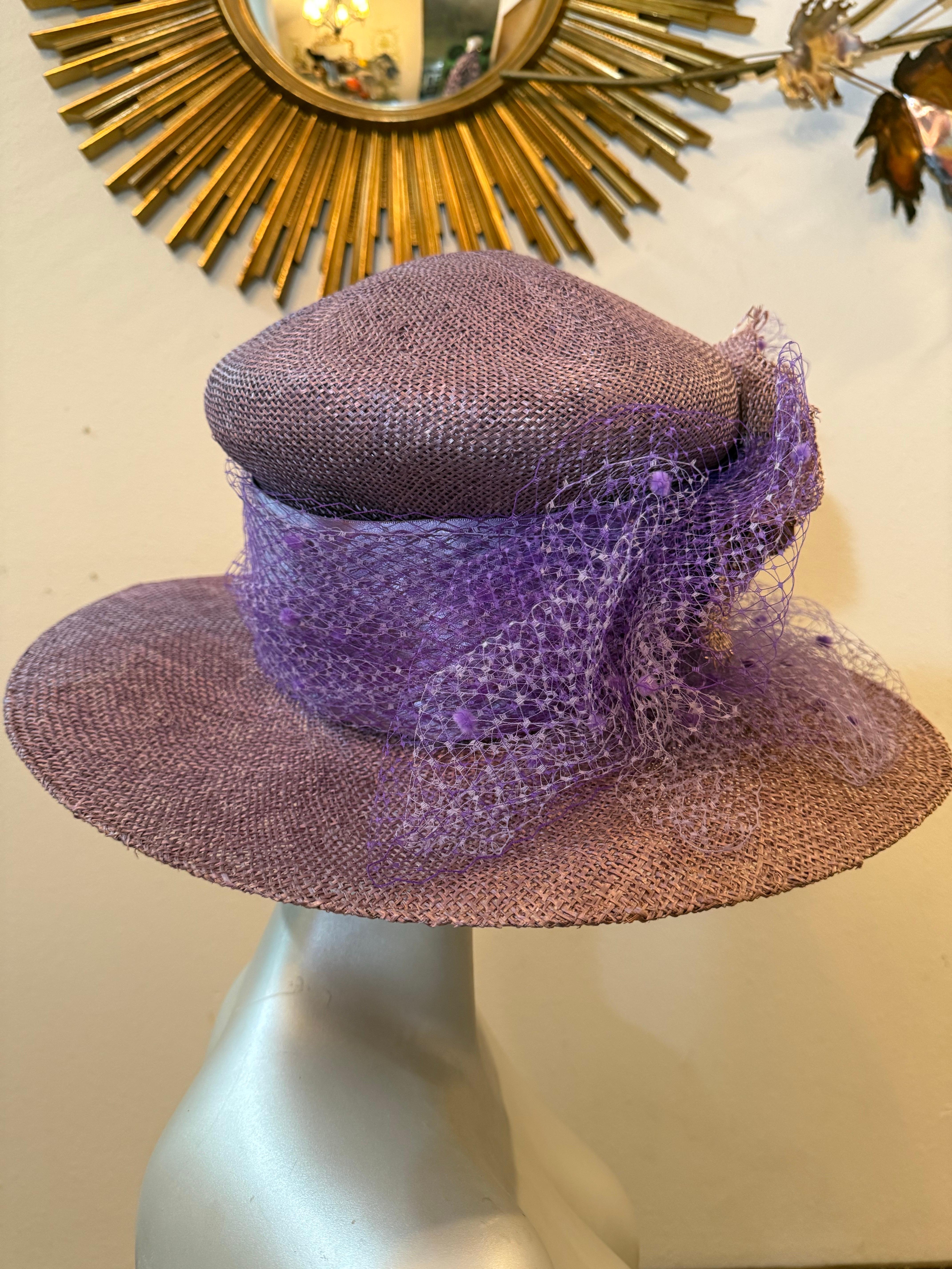 Benutzerdefinierte Lavendel Stroh breite Krempe High-Crown-Hut mit breitem Band & Tüll:  Ein luftiges, offen gewebtes Stroh in blassem Lavendel mit einer hohen, geformten Krone,  Breites lavendelfarbenes Seidenband, Chenille-Punkt-Tüll und eine