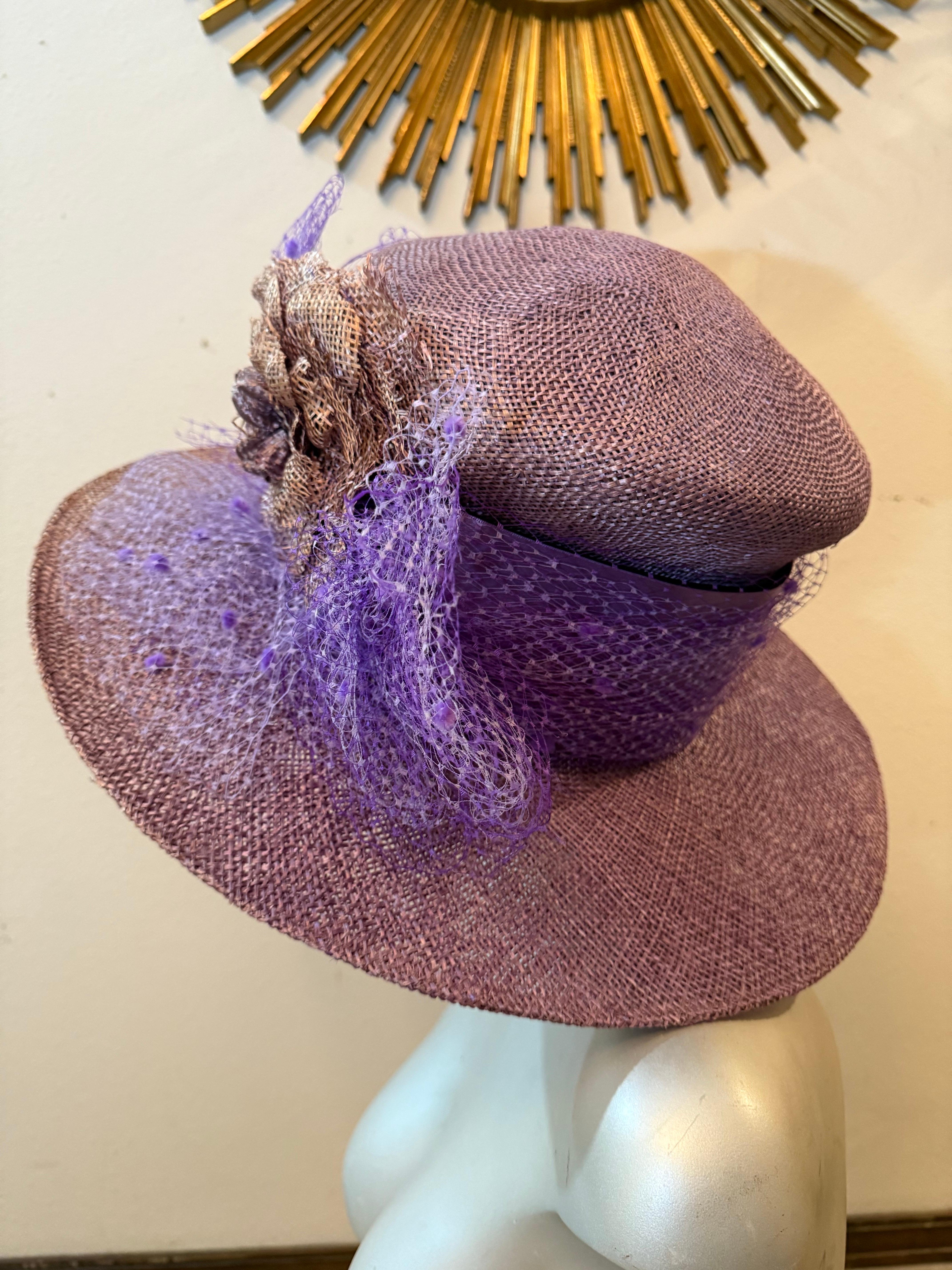 CUSTOM MADE Lavendel Stroh breite Krempe hohe Krone Hut w breite Band & Tüll im Angebot 1