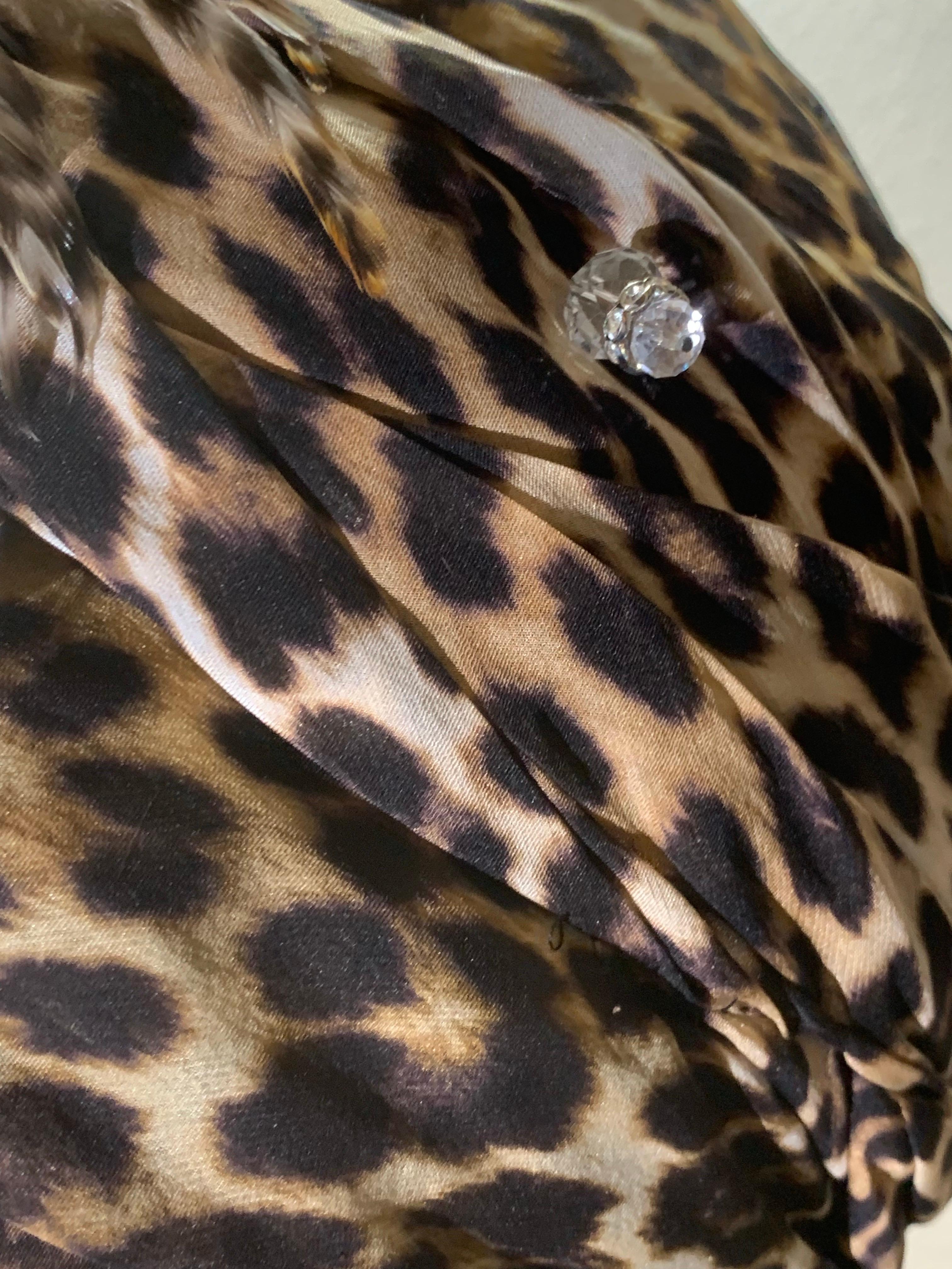 Turbante su misura in chiffon di seta leopardato con fiore e piume in tessuto abbinato in vendita 6