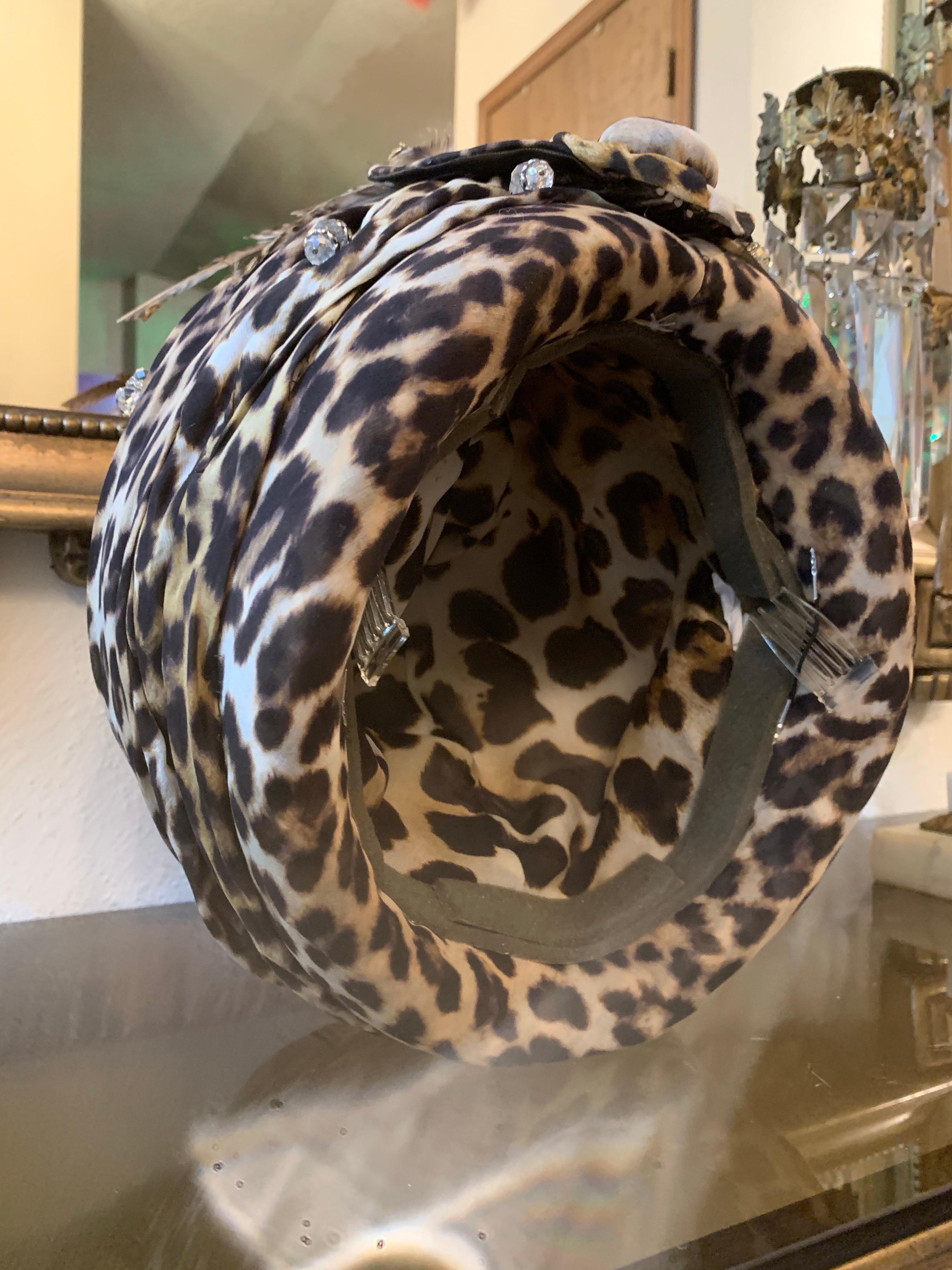 Turbante su misura in chiffon di seta leopardato con fiore e piume in tessuto abbinato in vendita 8
