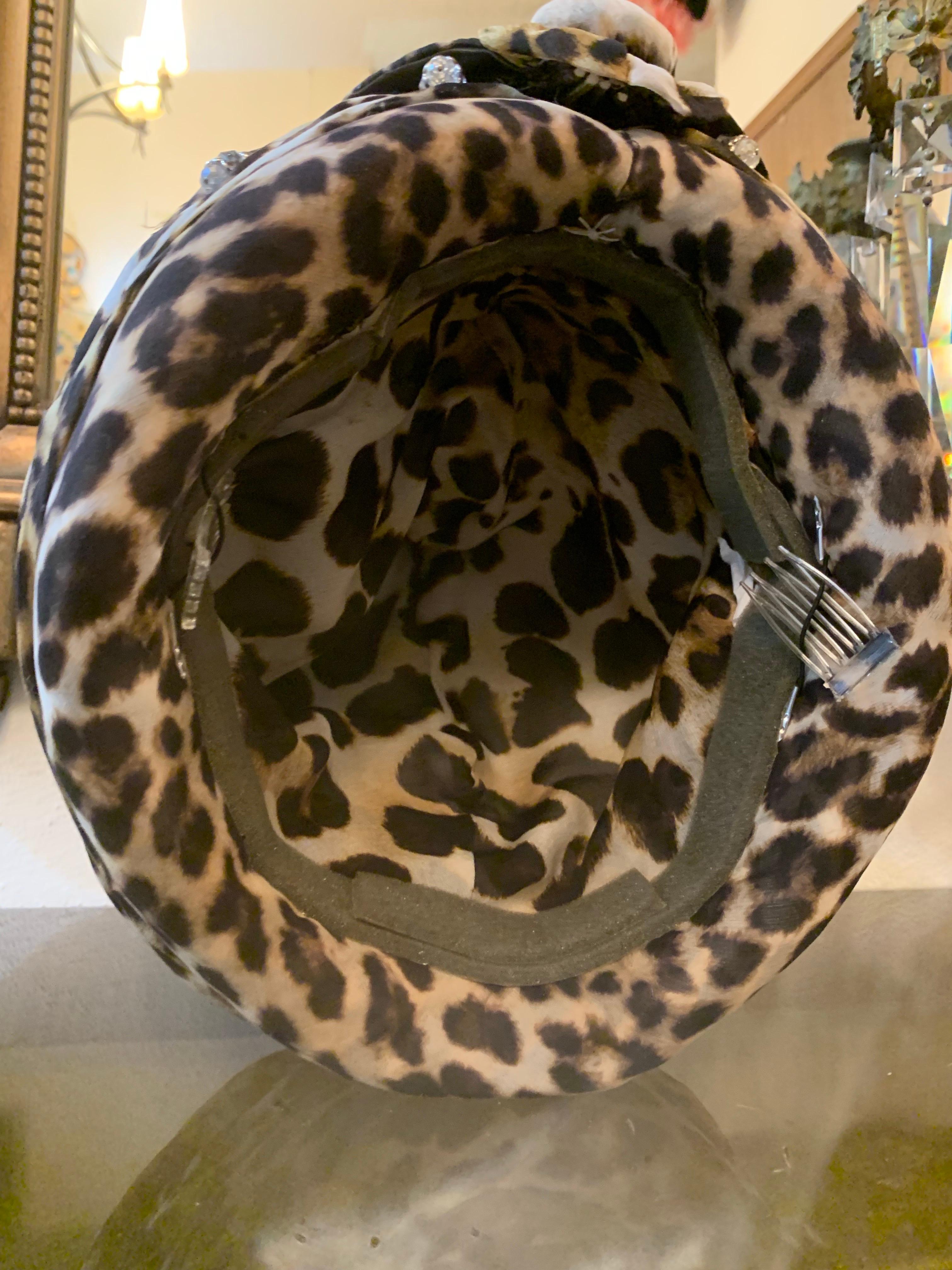 Turbante su misura in chiffon di seta leopardato con fiore e piume in tessuto abbinato in vendita 9