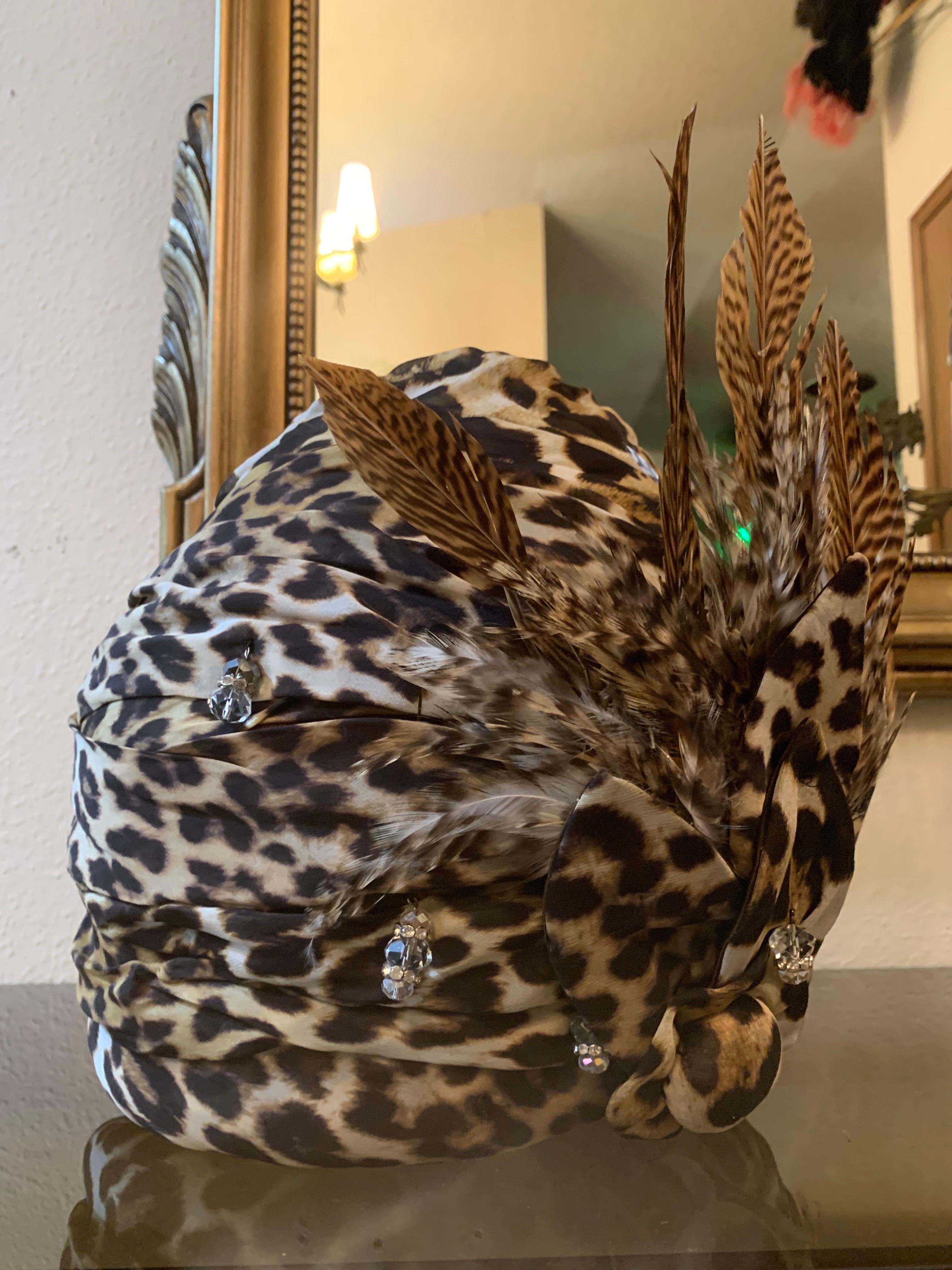 Turbante su misura in chiffon di seta leopardato con fiore e piume in tessuto abbinato in vendita 10