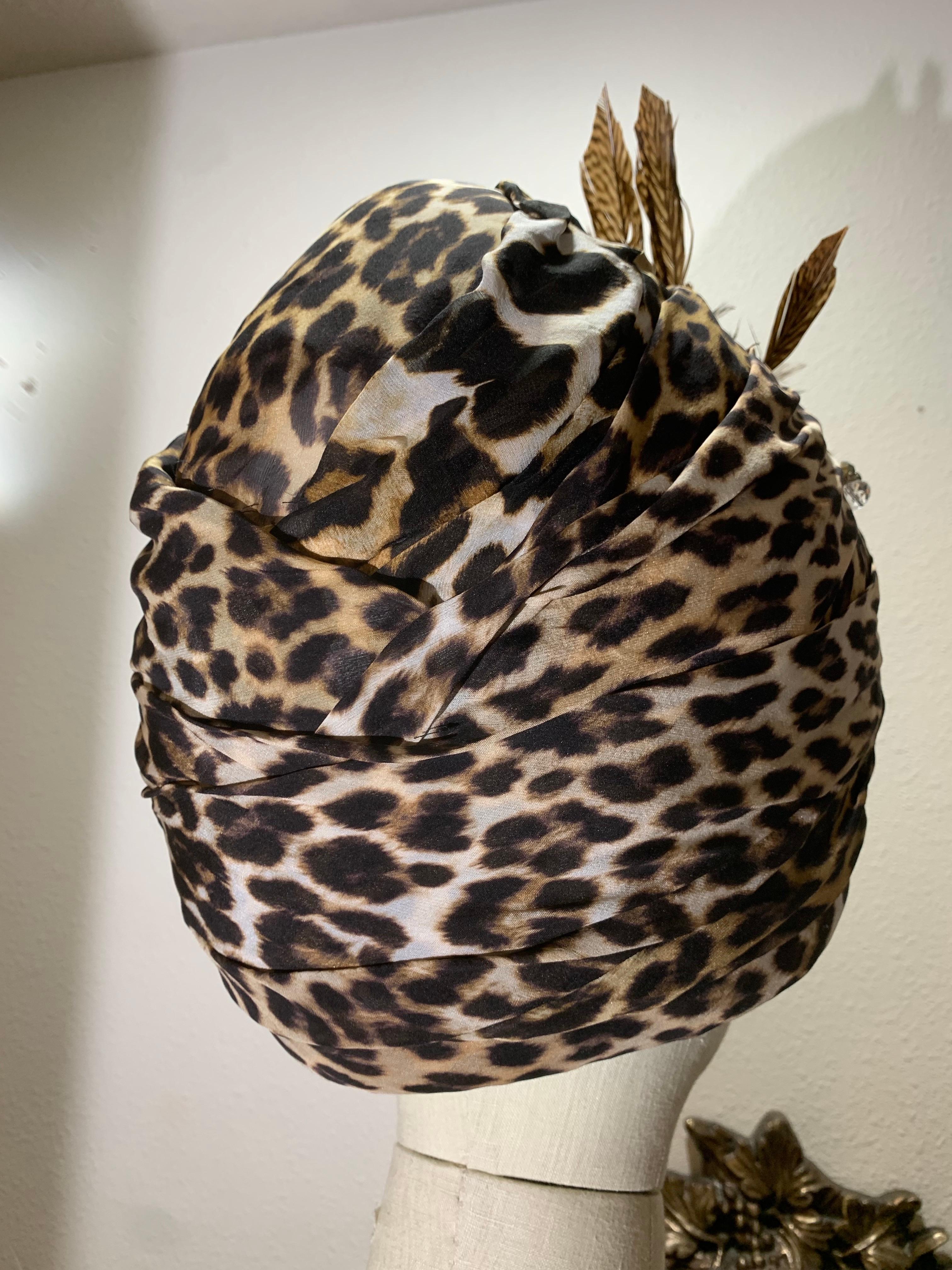 Grigio Turbante su misura in chiffon di seta leopardato con fiore e piume in tessuto abbinato in vendita