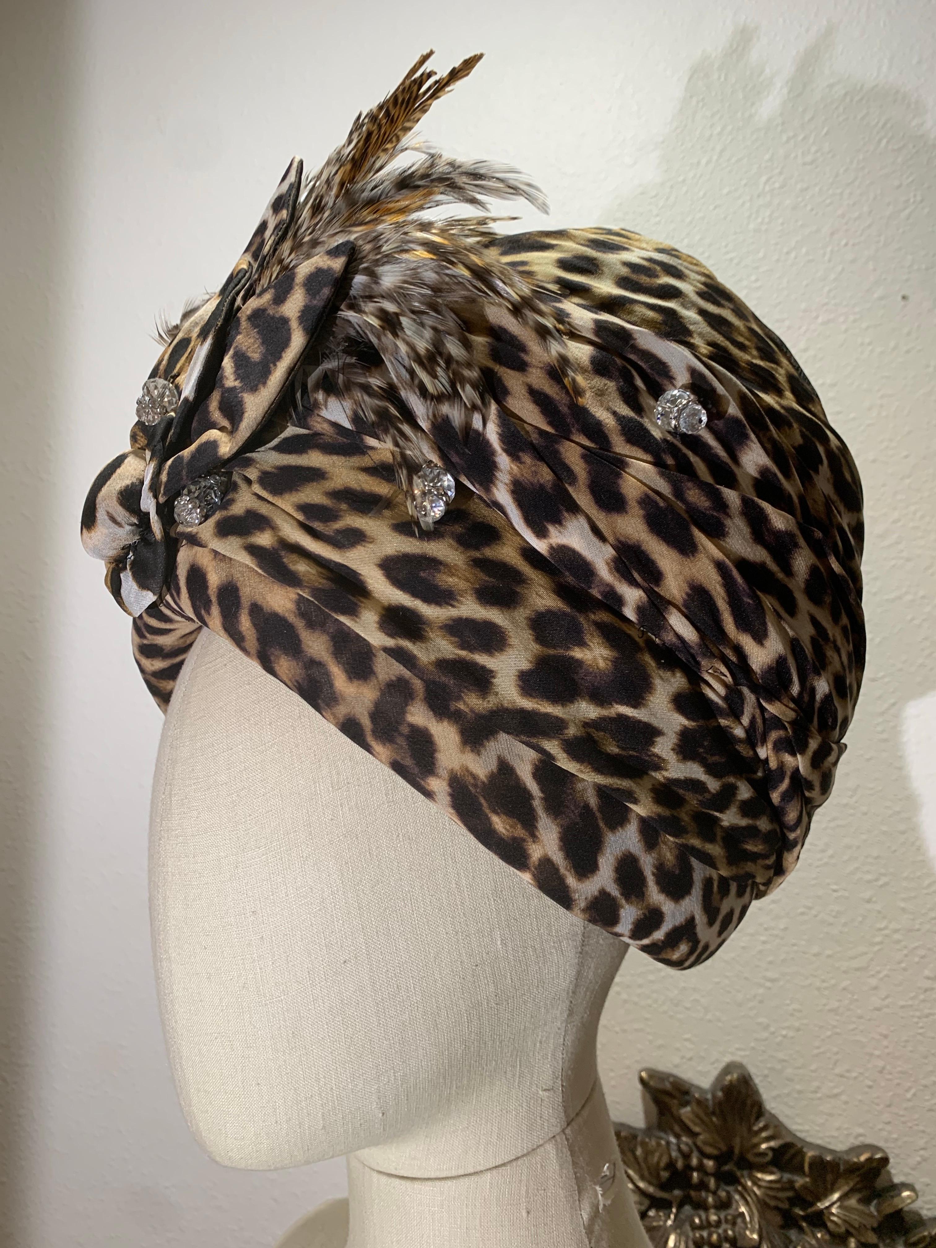 Turbante su misura in chiffon di seta leopardato con fiore e piume in tessuto abbinato In condizioni ottime in vendita a Gresham, OR
