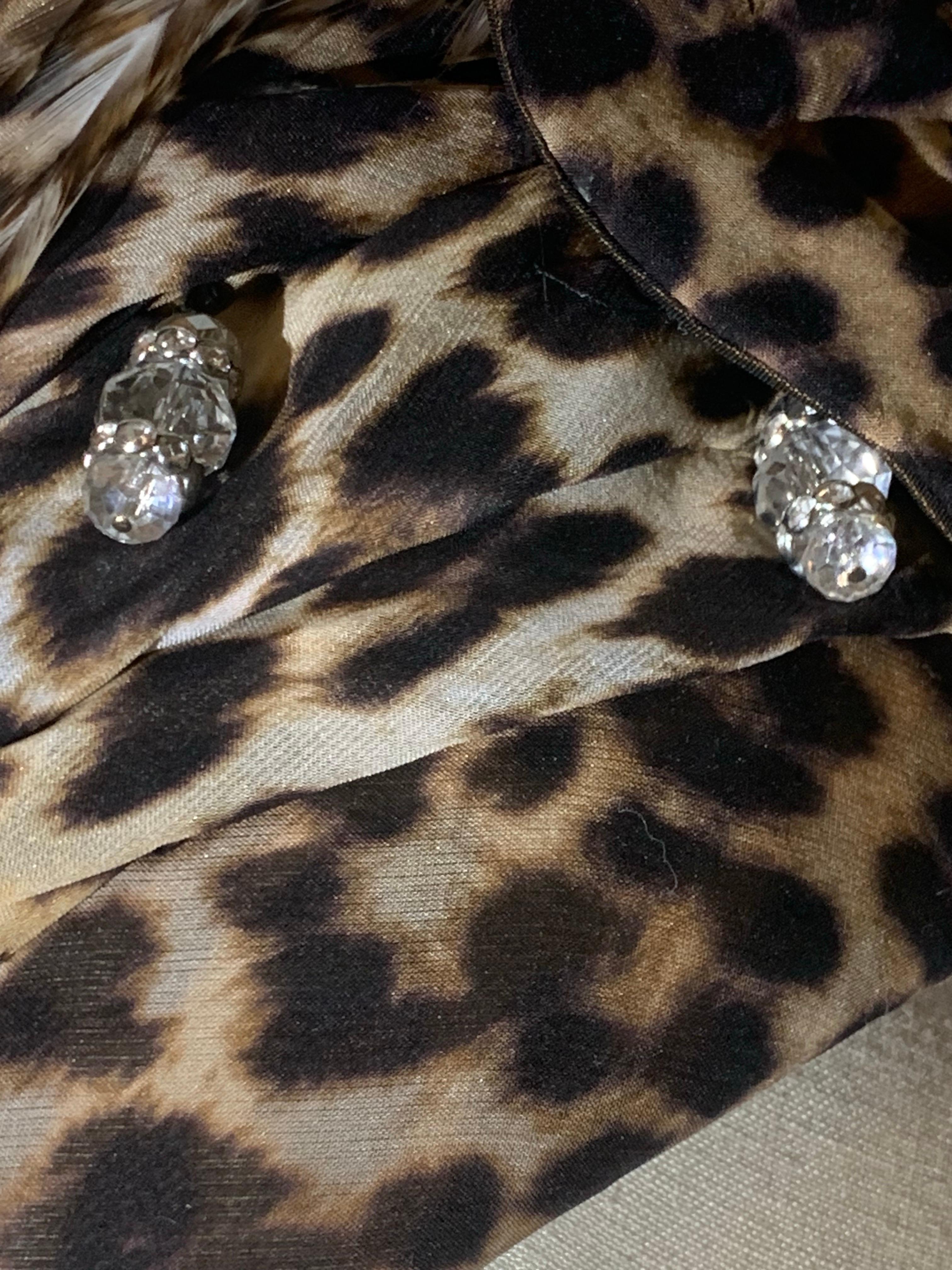 Turbante su misura in chiffon di seta leopardato con fiore e piume in tessuto abbinato in vendita 1
