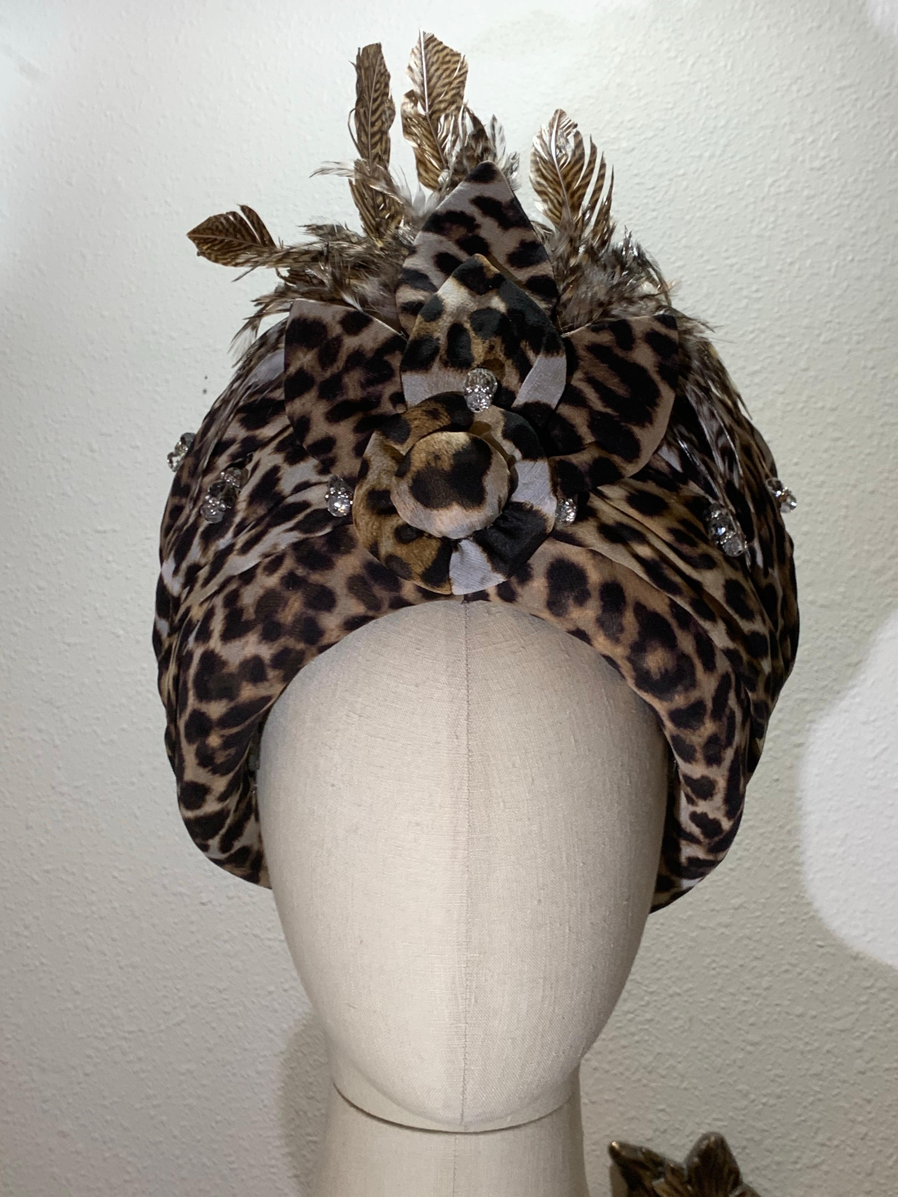 Turbante su misura in chiffon di seta leopardato con fiore e piume in tessuto abbinato in vendita 2