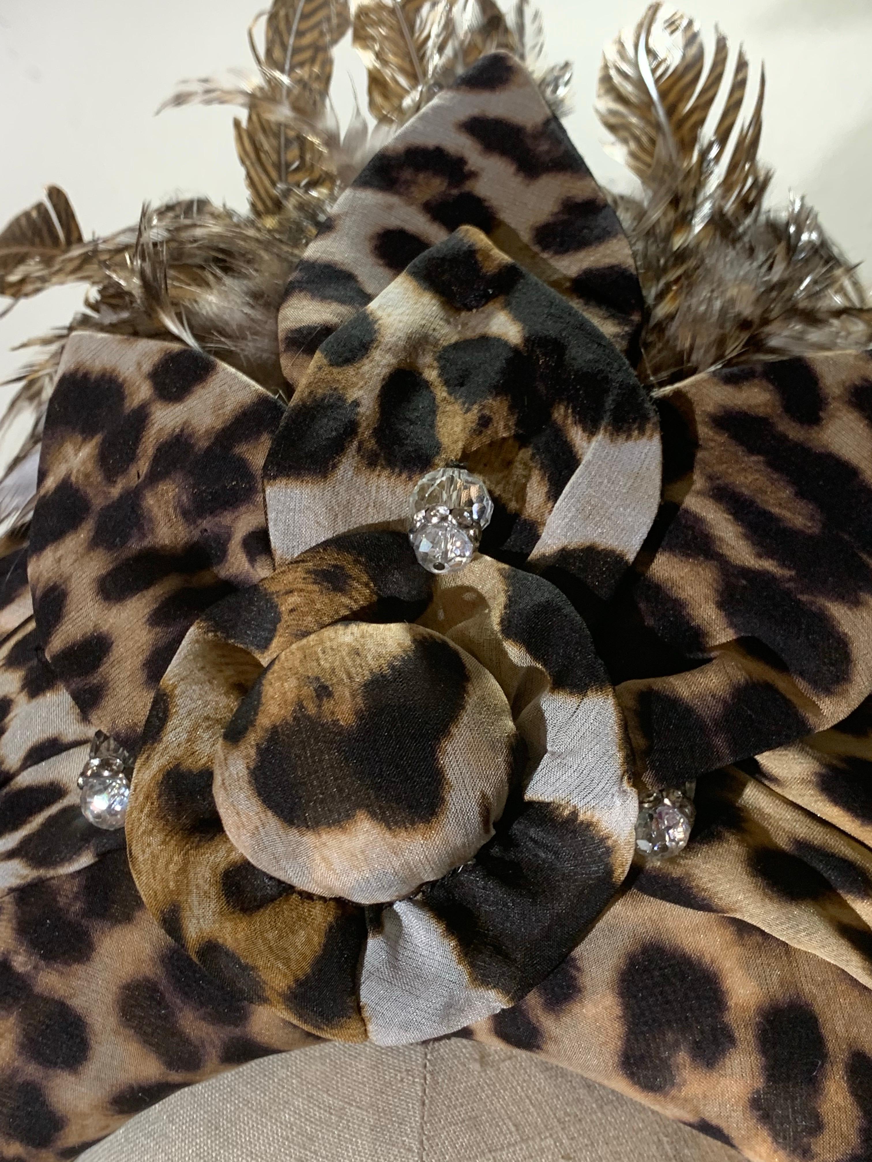 Turbante su misura in chiffon di seta leopardato con fiore e piume in tessuto abbinato in vendita 3