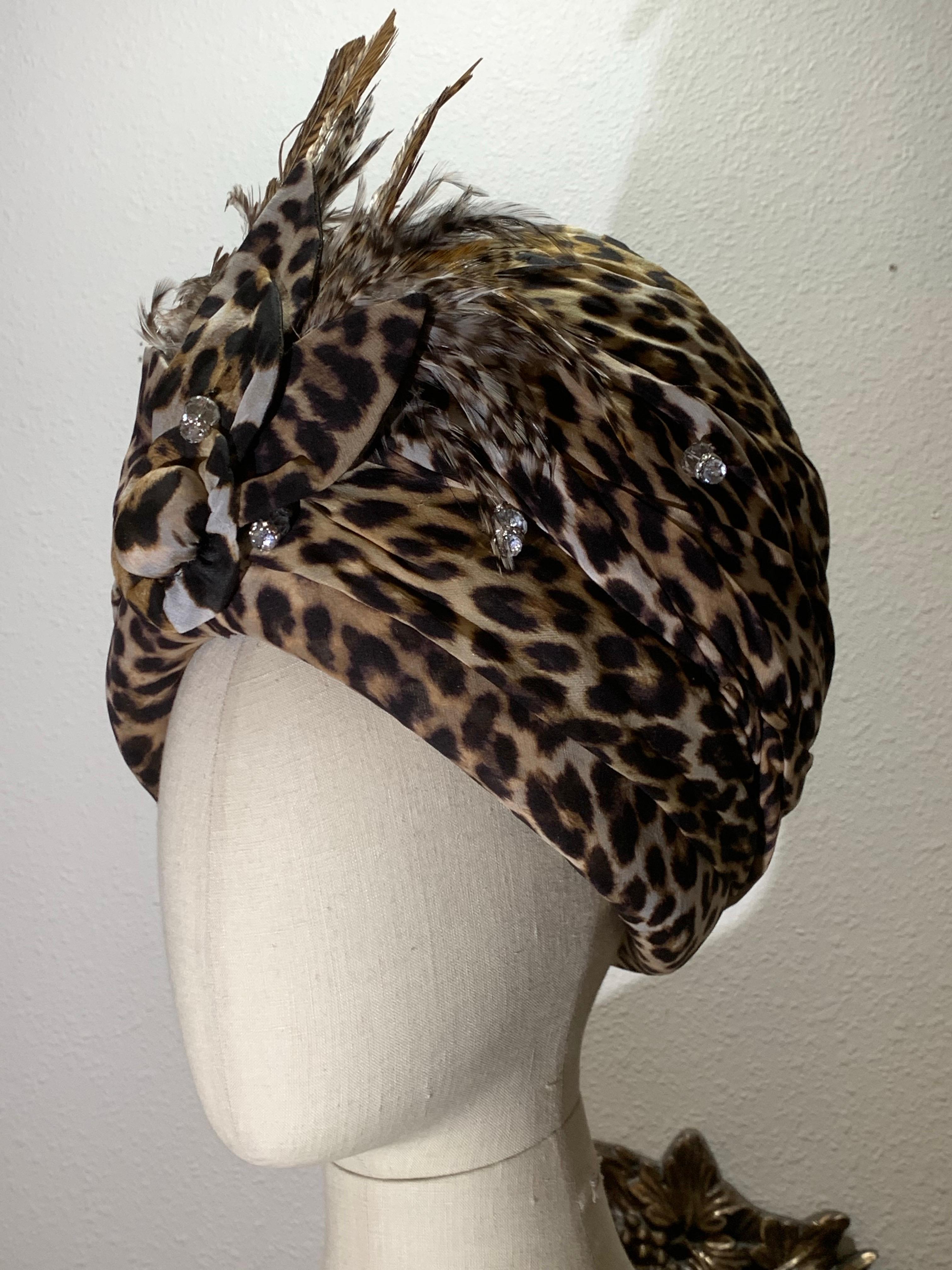 Turbante su misura in chiffon di seta leopardato con fiore e piume in tessuto abbinato in vendita 4