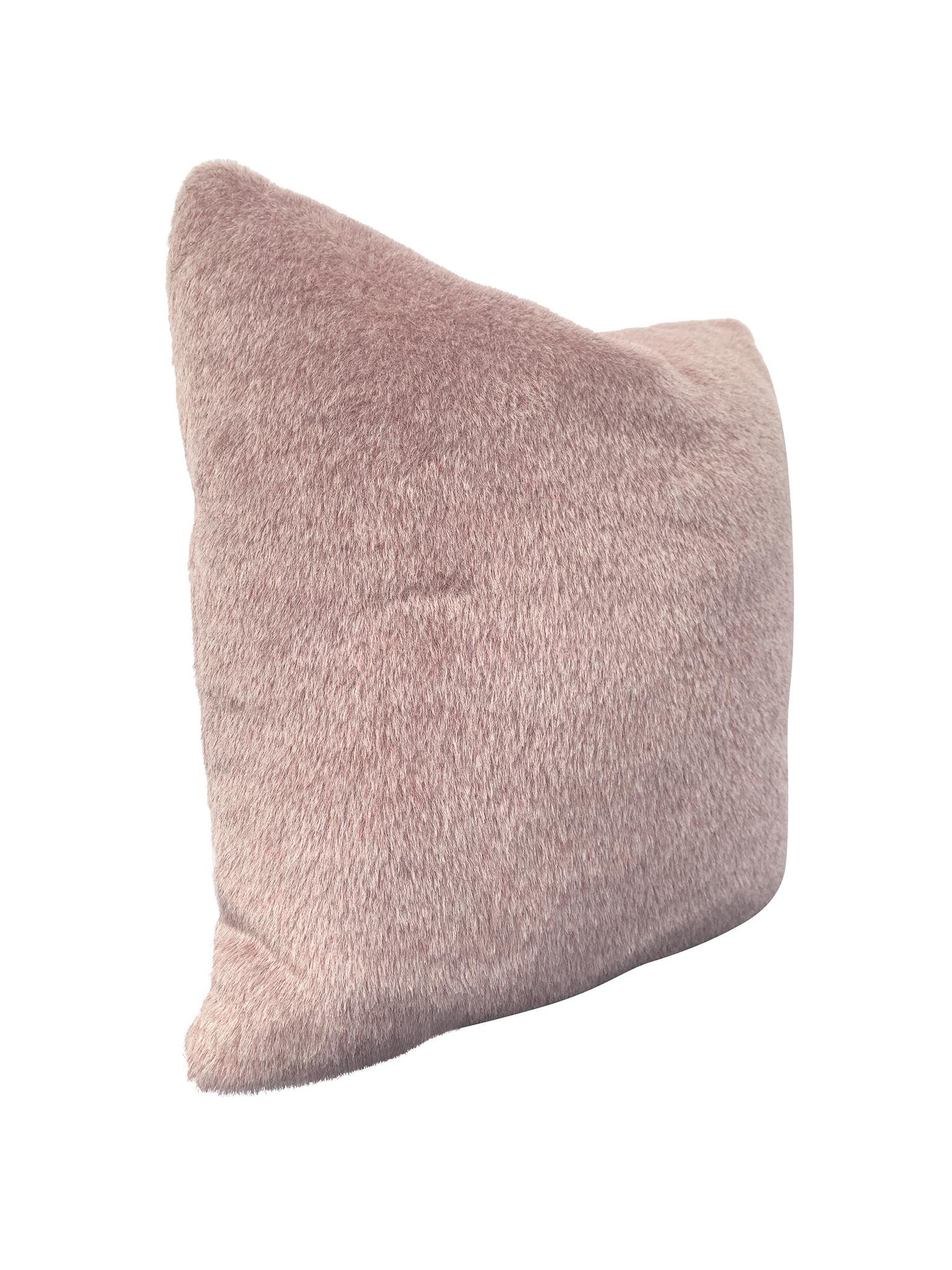 Accogliente cuscino su misura in morbido tessuto mohair di colore lilla di S. Harris. Il cuscino è di piccole dimensioni e di forma quadrata. L'imbottitura è una combinazione di dacron e piumino, molto confortevole e perfetta per rilassarsi.