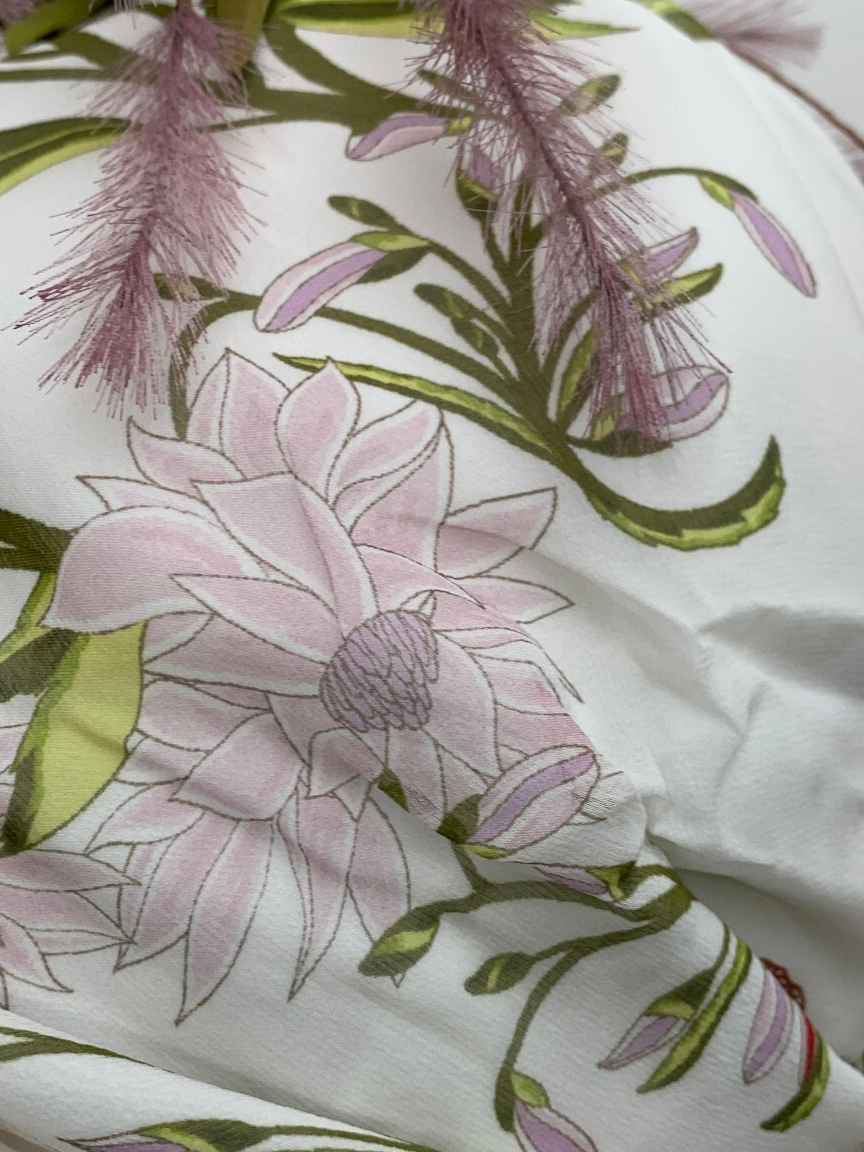 Turbante in chiffon di seta con stampa a giglio e bouquet di piume sul davanti, su ordinazione in vendita 5