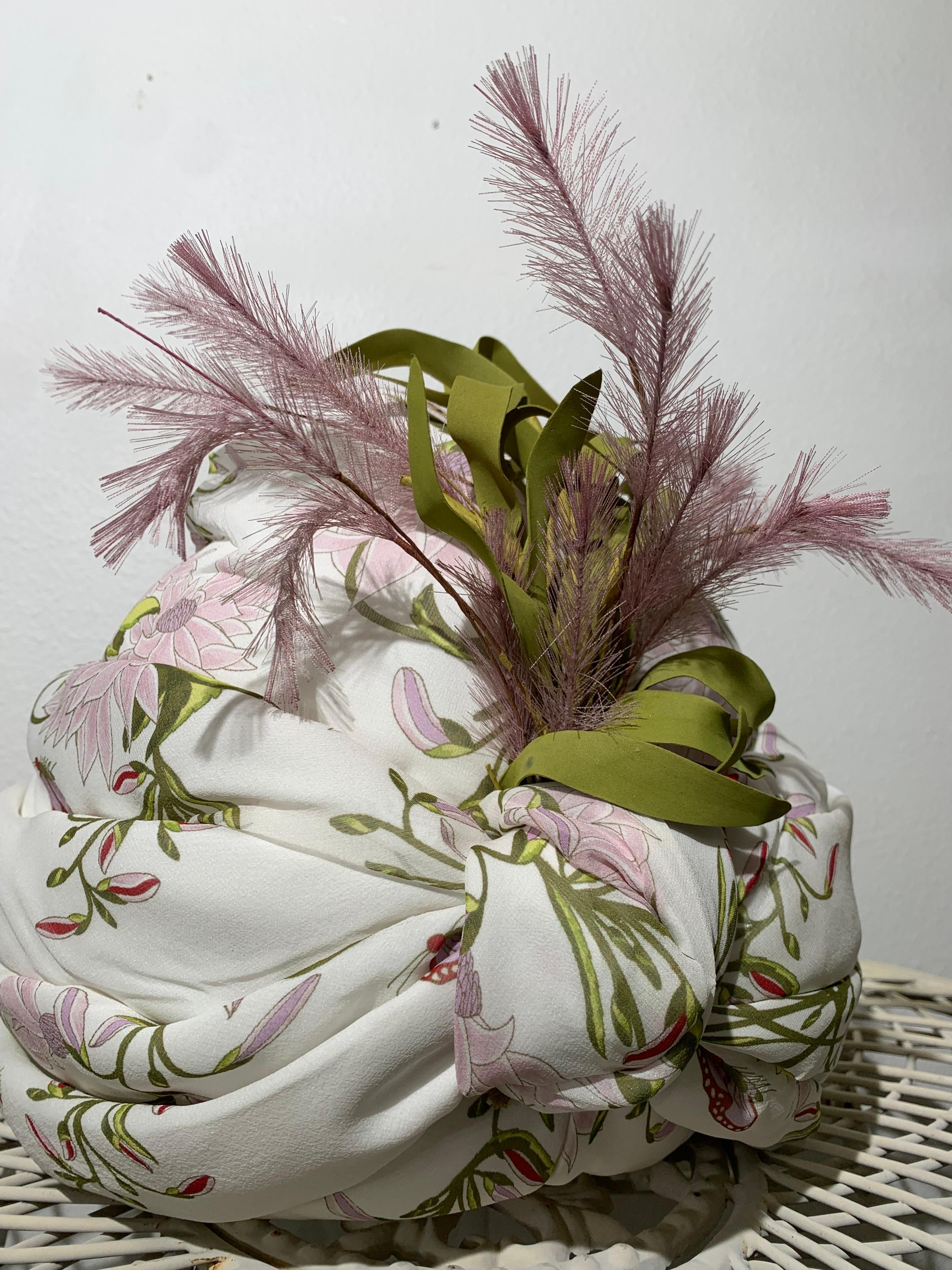 Turbante in chiffon di seta con stampa a giglio e bouquet di piume sul davanti, su ordinazione in vendita 7