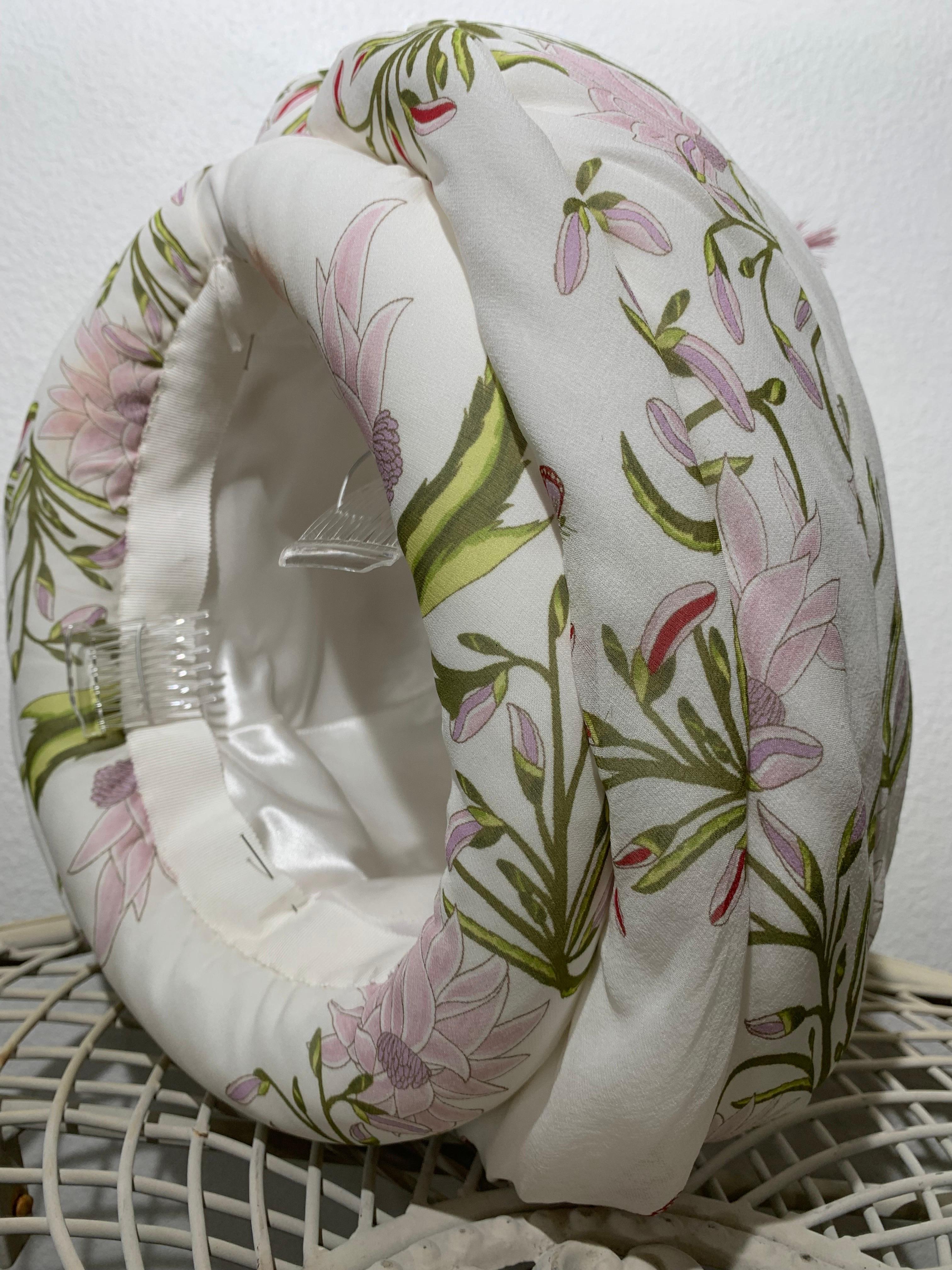 Turbante in chiffon di seta con stampa a giglio e bouquet di piume sul davanti, su ordinazione in vendita 8